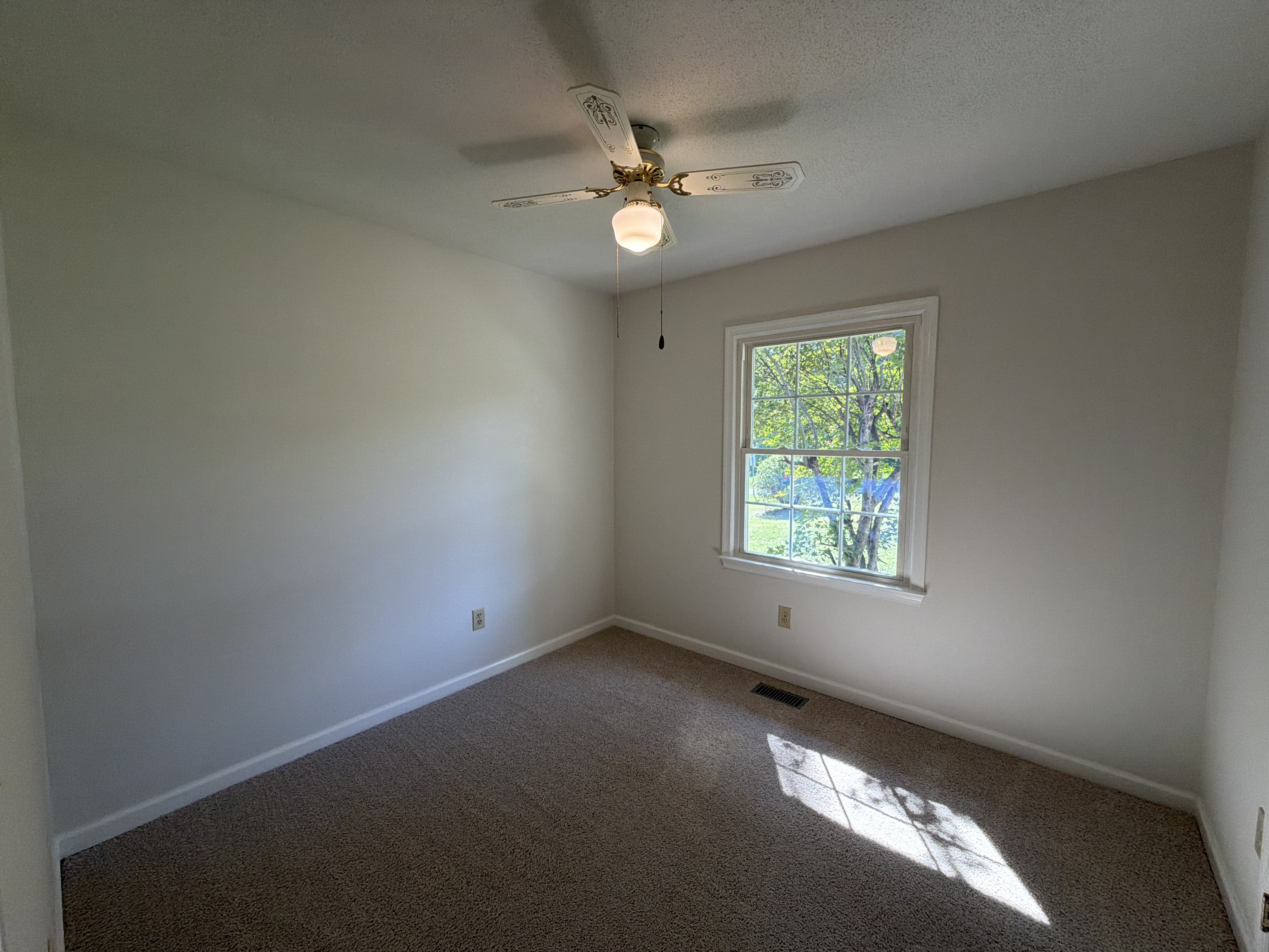 Photo 14 of 20 of 3221 Meadow Ln, Winston Salem, NC