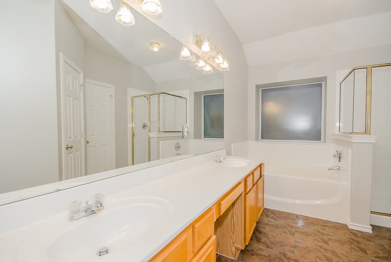Photo 4 of 20 - 5620 High Creek Dr, Dallas, TX 75249