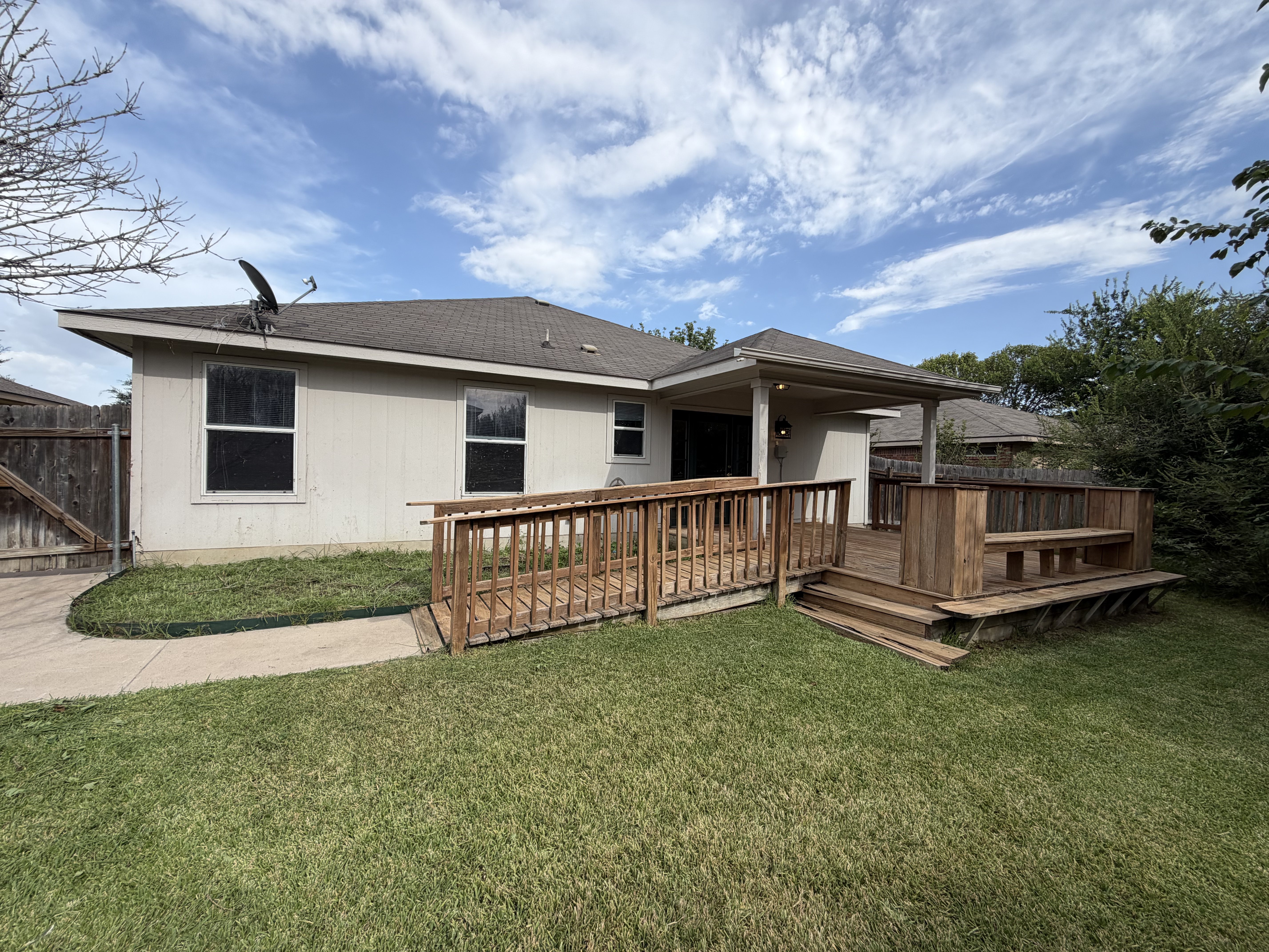 Photo 5 of 16 of 507 Decker Dr, Hutto, TX