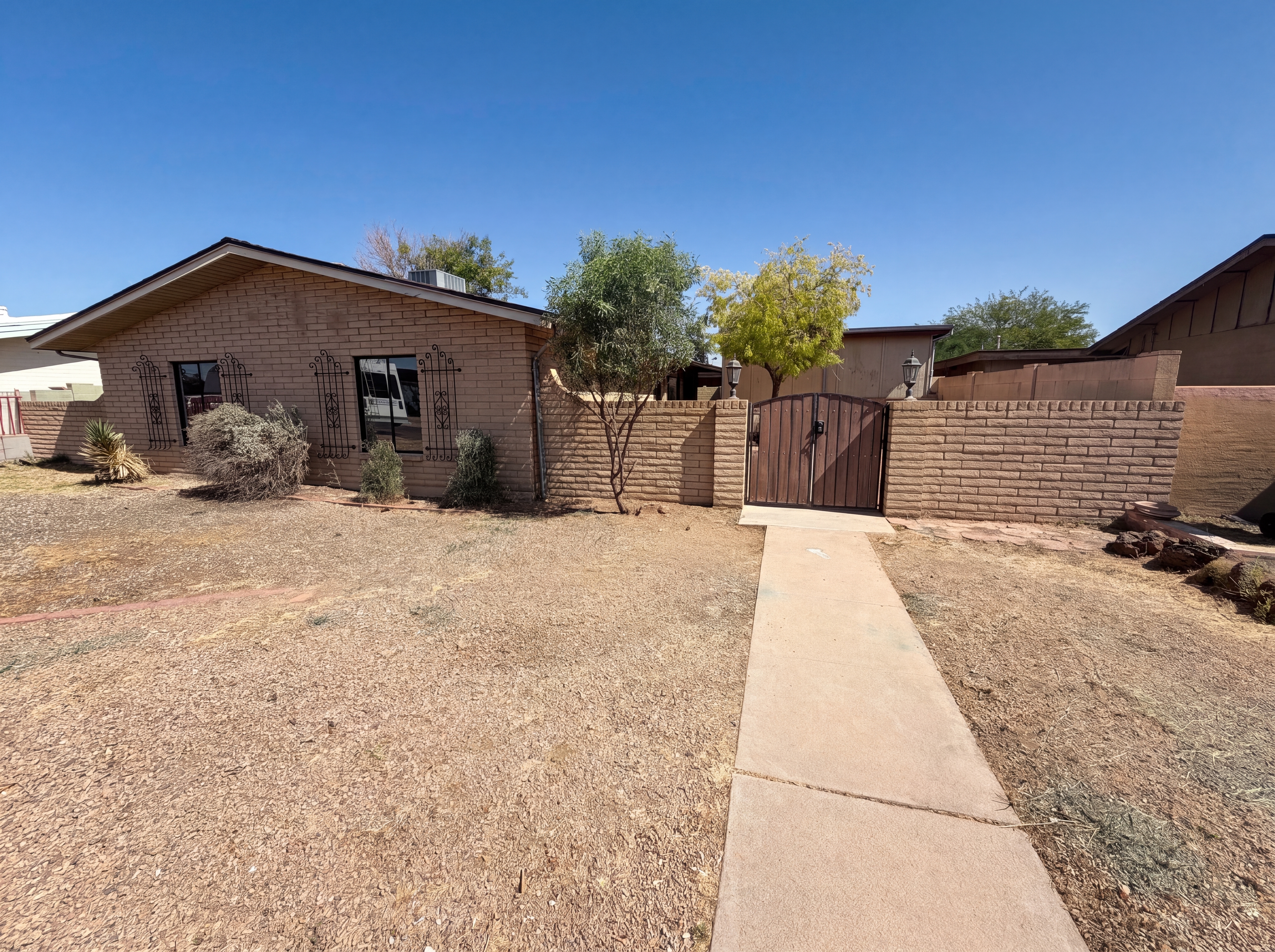 Photo 21 of 25 of 2326 W Paradise Dr, Phoenix, AZ