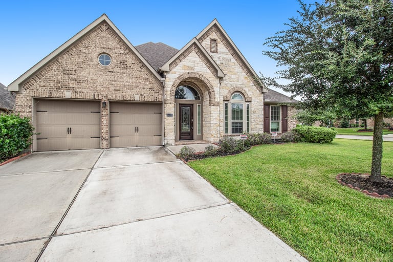 Photo 1 of 17 - 6433 Delta Crossing Ct, Rosenberg, TX 77471