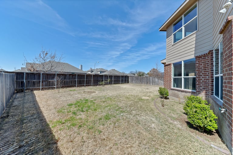Photo 36 of 37 - 941 John Kennedy Dr, Saginaw, TX 76179
