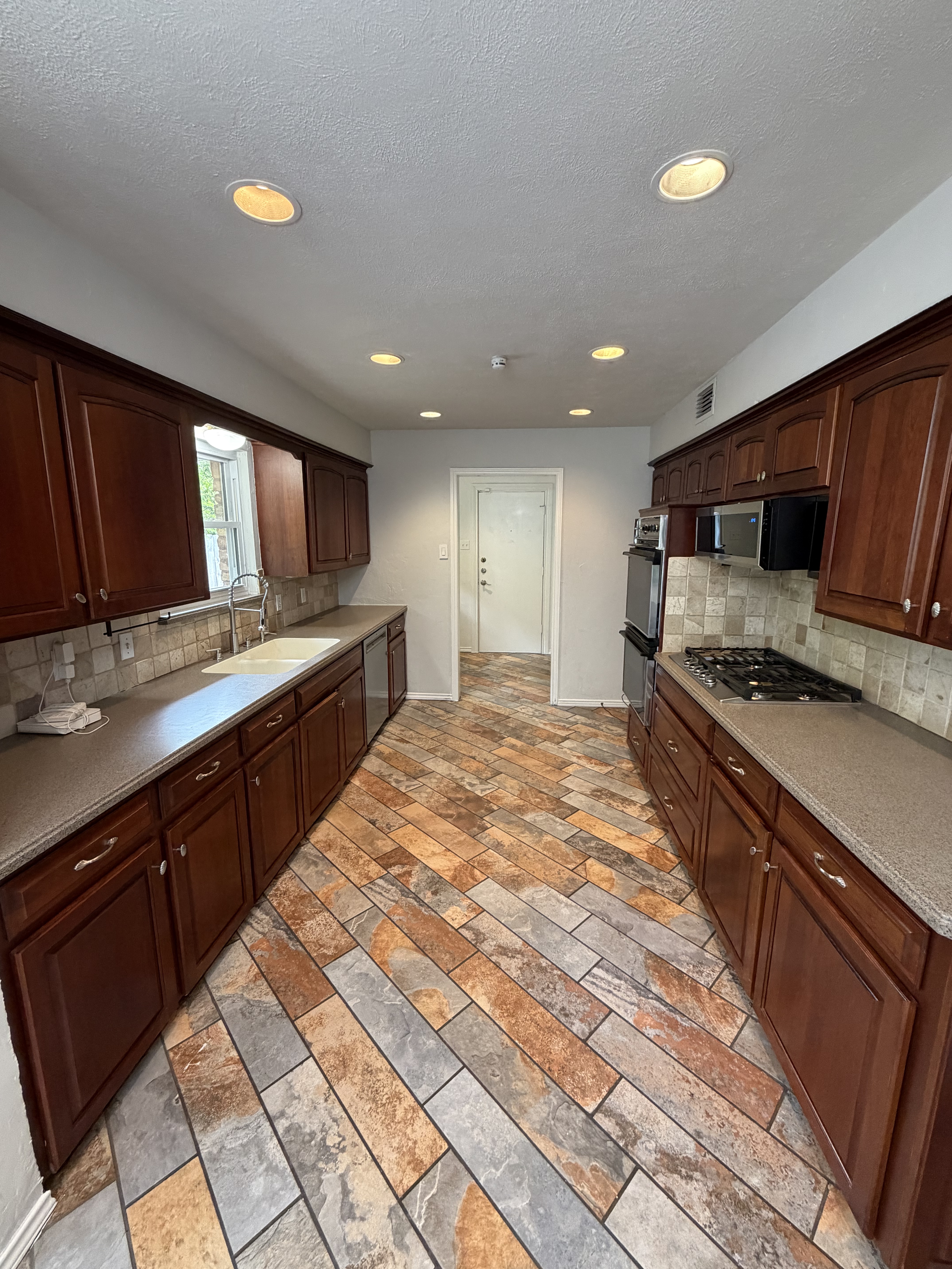Photo 2 of 24 of 8839 Sweetwater Dr, Dallas, TX