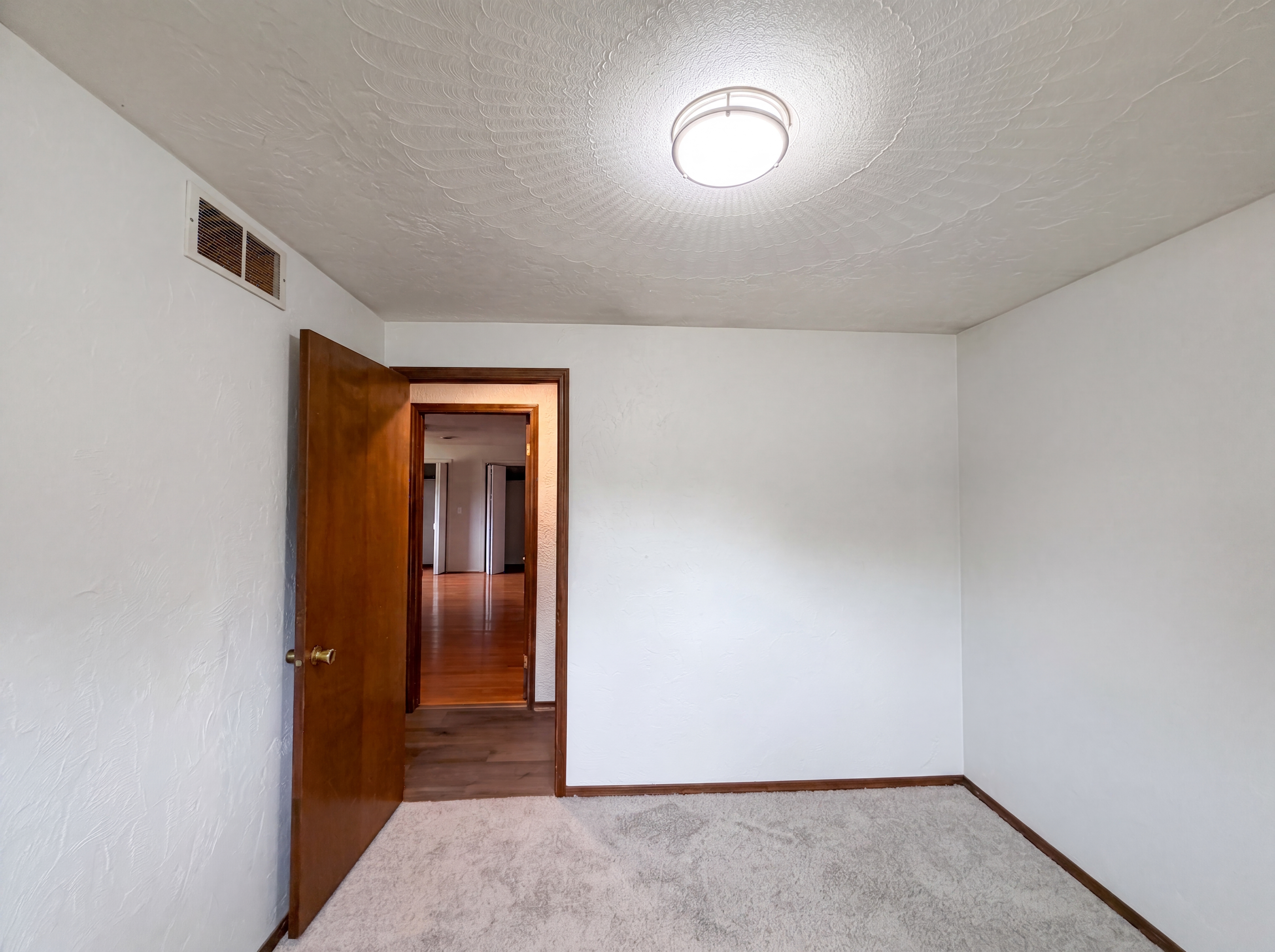 Photo 15 of 25 of 1015 Kingsway Dr, Lorain, OH