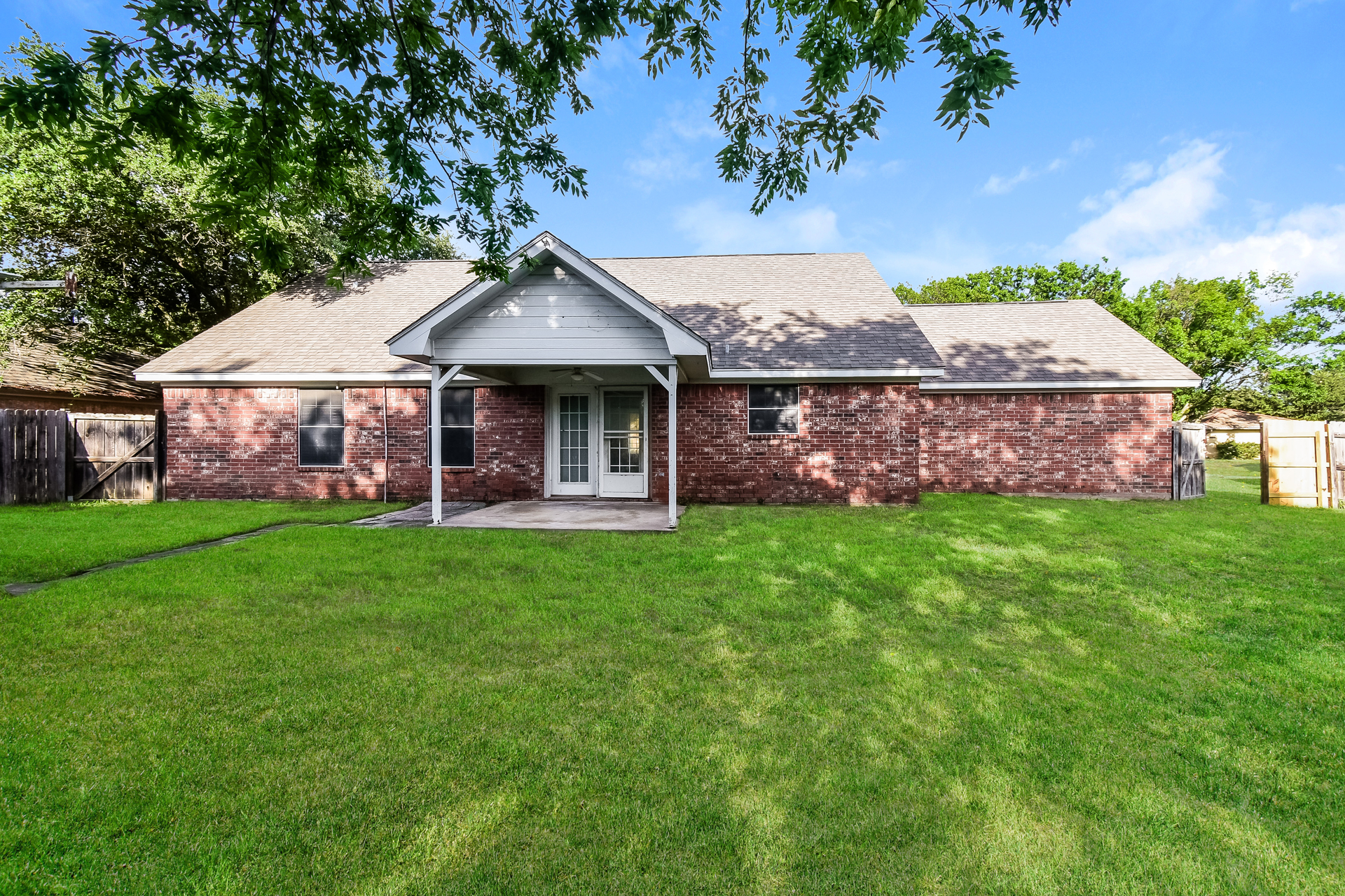 Photo 5 of 20 of 2127 N Village Dr, Bonham, TX