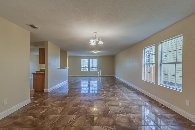 Photo 5 of 19 - 7526 Glen Vly, San Antonio, TX 78242