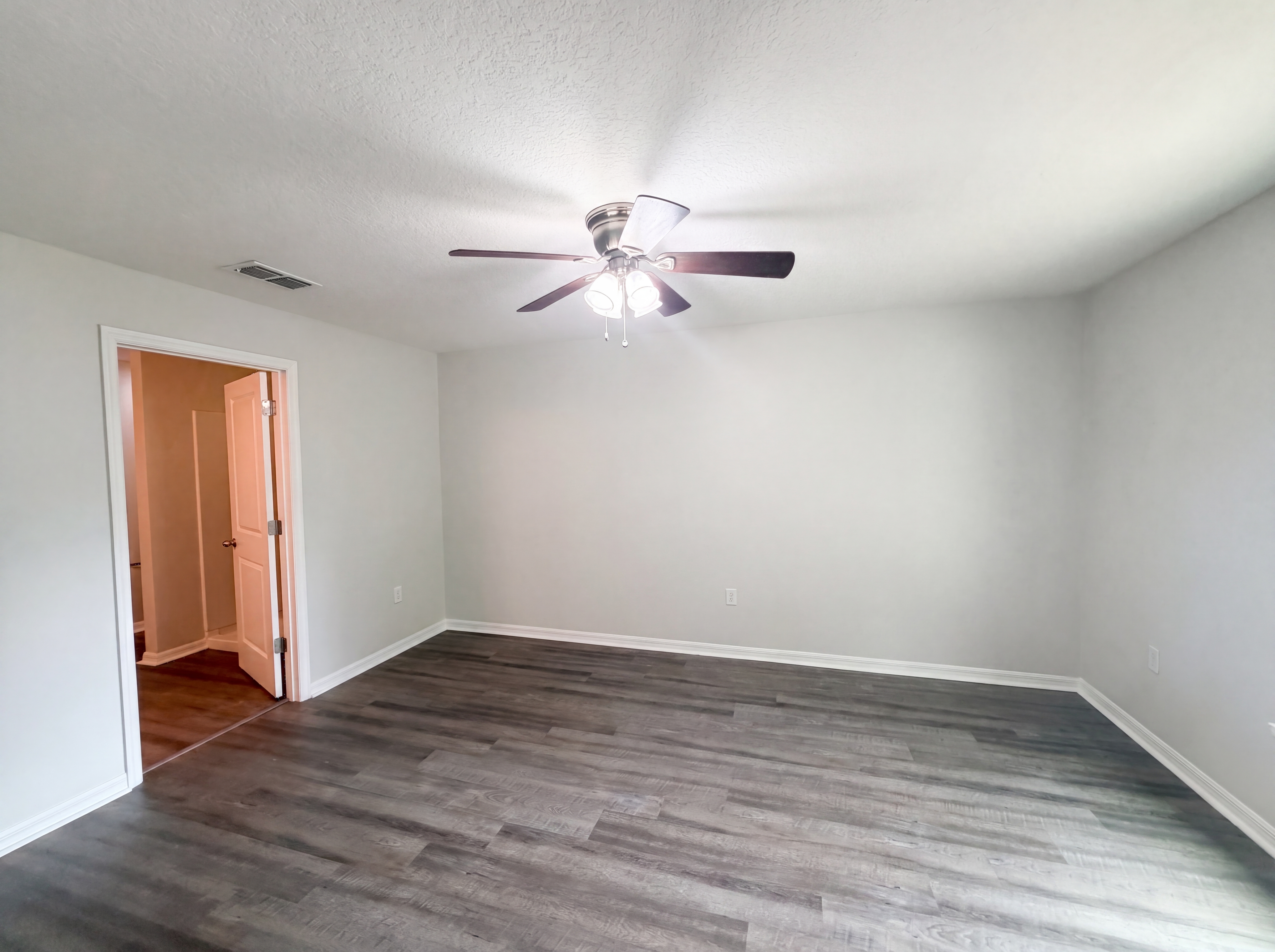 Photo 4 of 21 of 2440 Bracknell Forest Trl, Tavares, FL