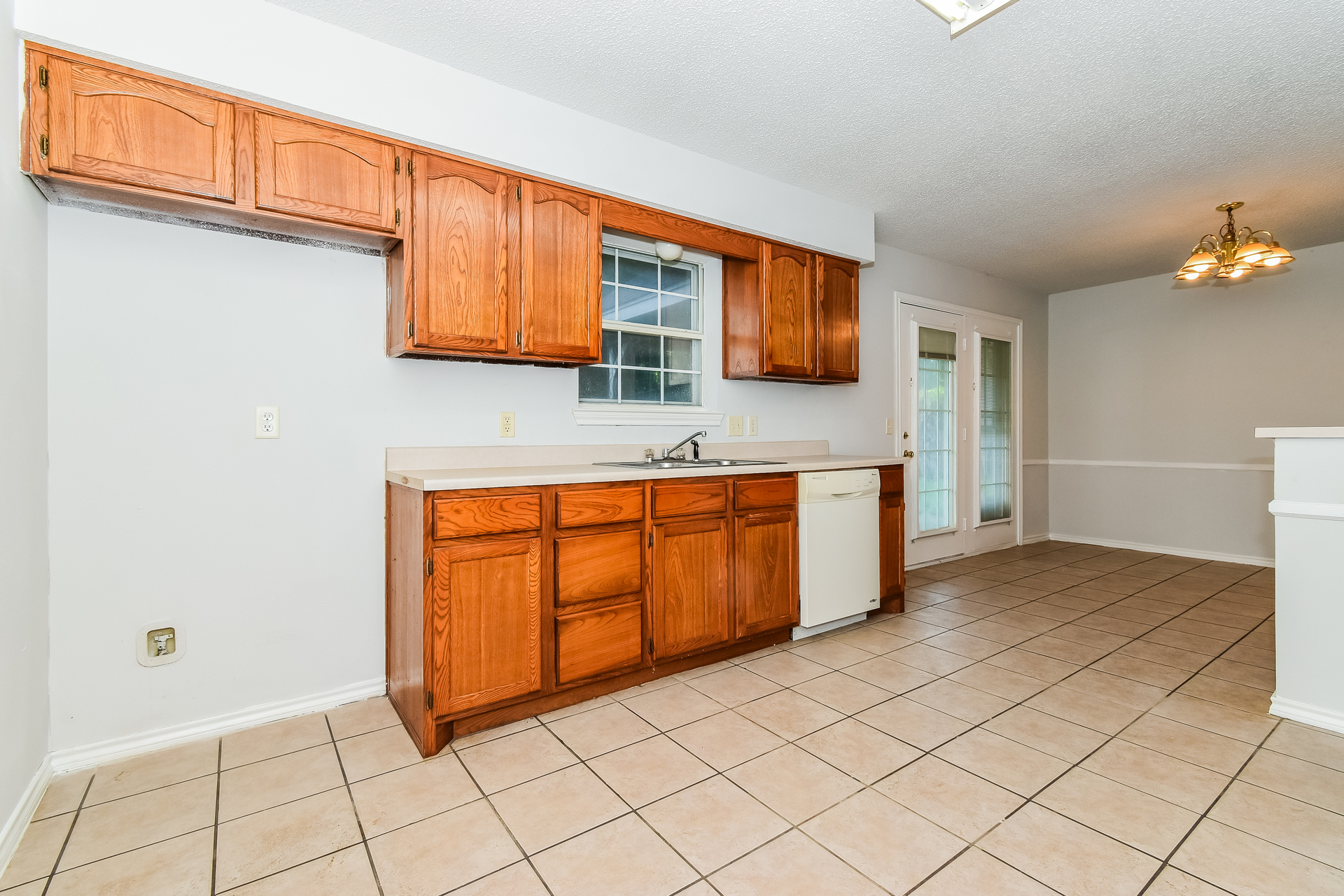 Photo 7 of 20 of 2127 N Village Dr, Bonham, TX