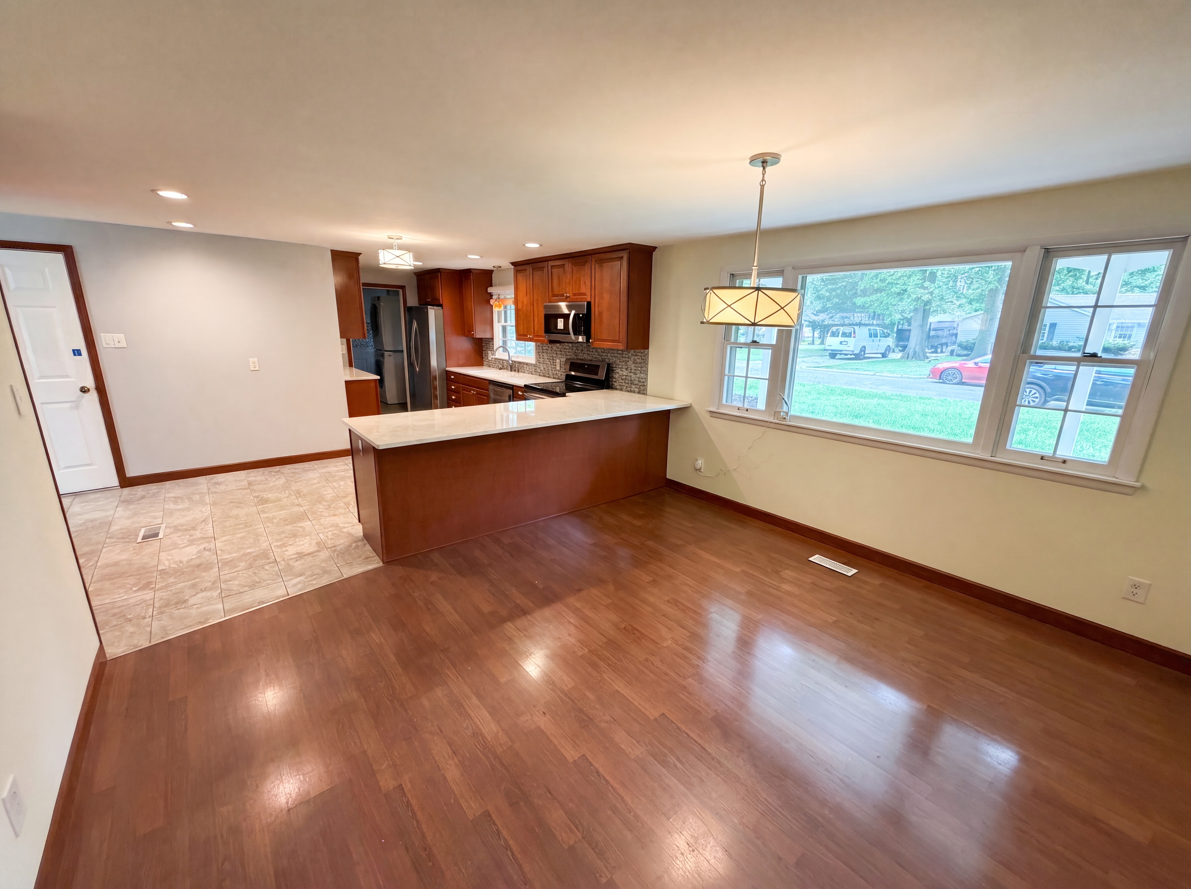 Photo 7 of 23 of 1537 W 74th Pl, Indianapolis, IN