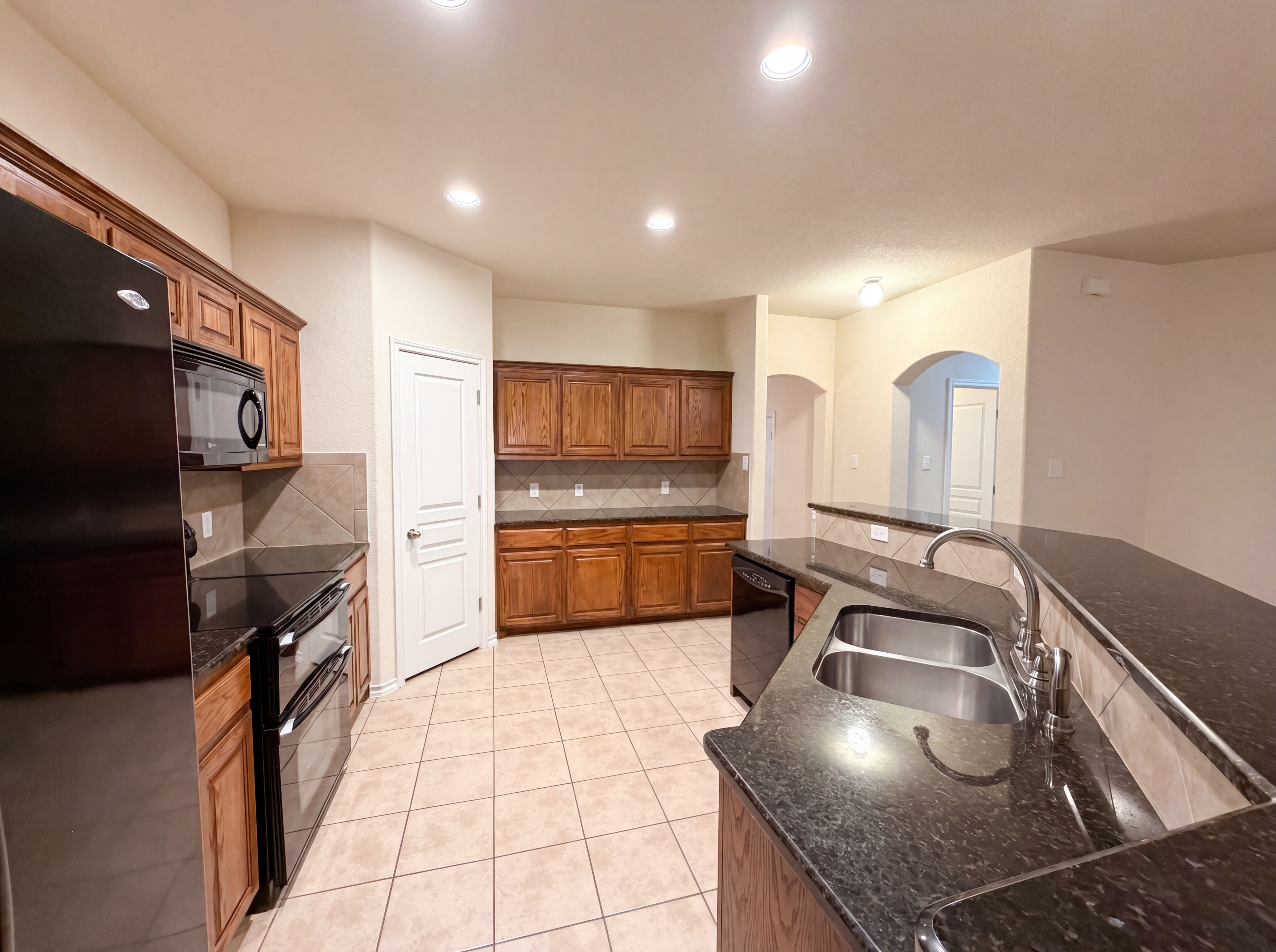 Photo 8 of 20 of 9816 Mullins Crossing Dr, Fort Worth, TX