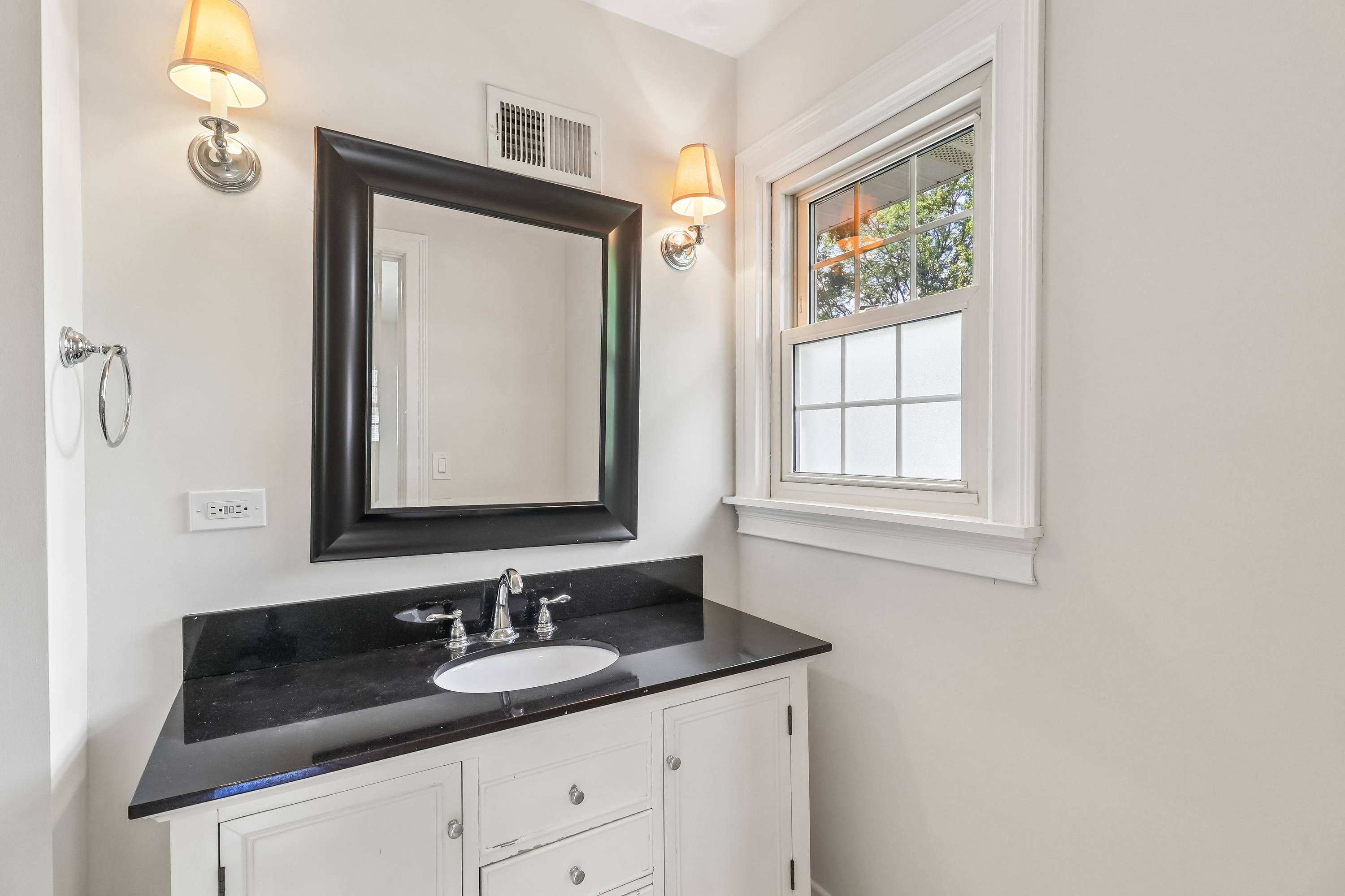 Photo 26 of 46 of 1053 Laurel Ln, Naperville, IL