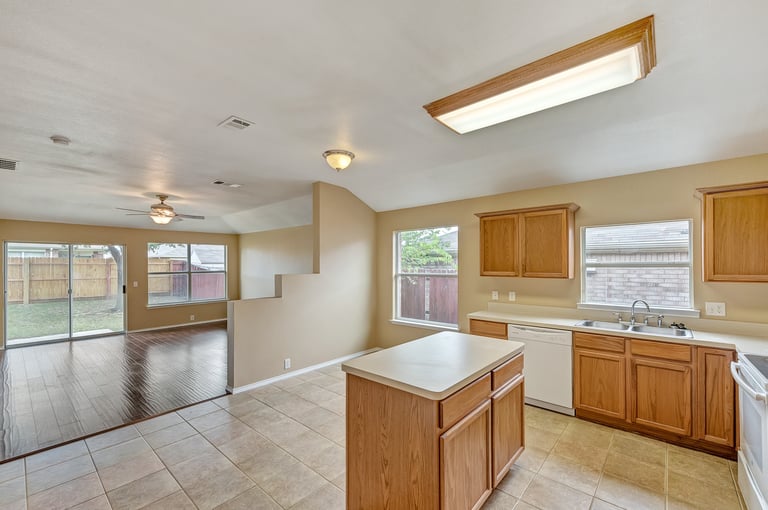 Photo 6 of 23 - 1816 Little Deer Ln, Fort Worth, TX 76131