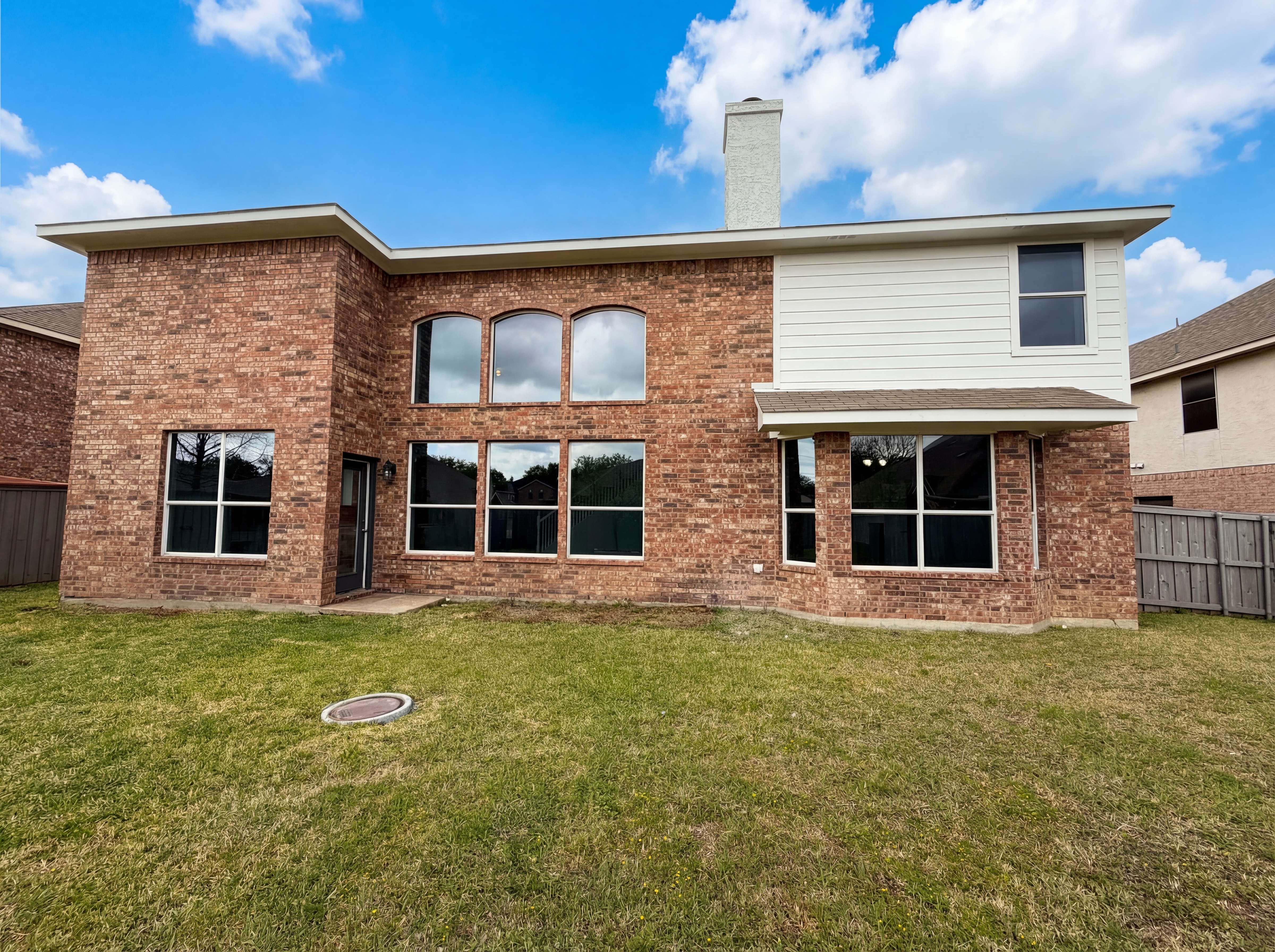 Photo 5 of 24 of 916 Matagorda Ln, Desoto, TX