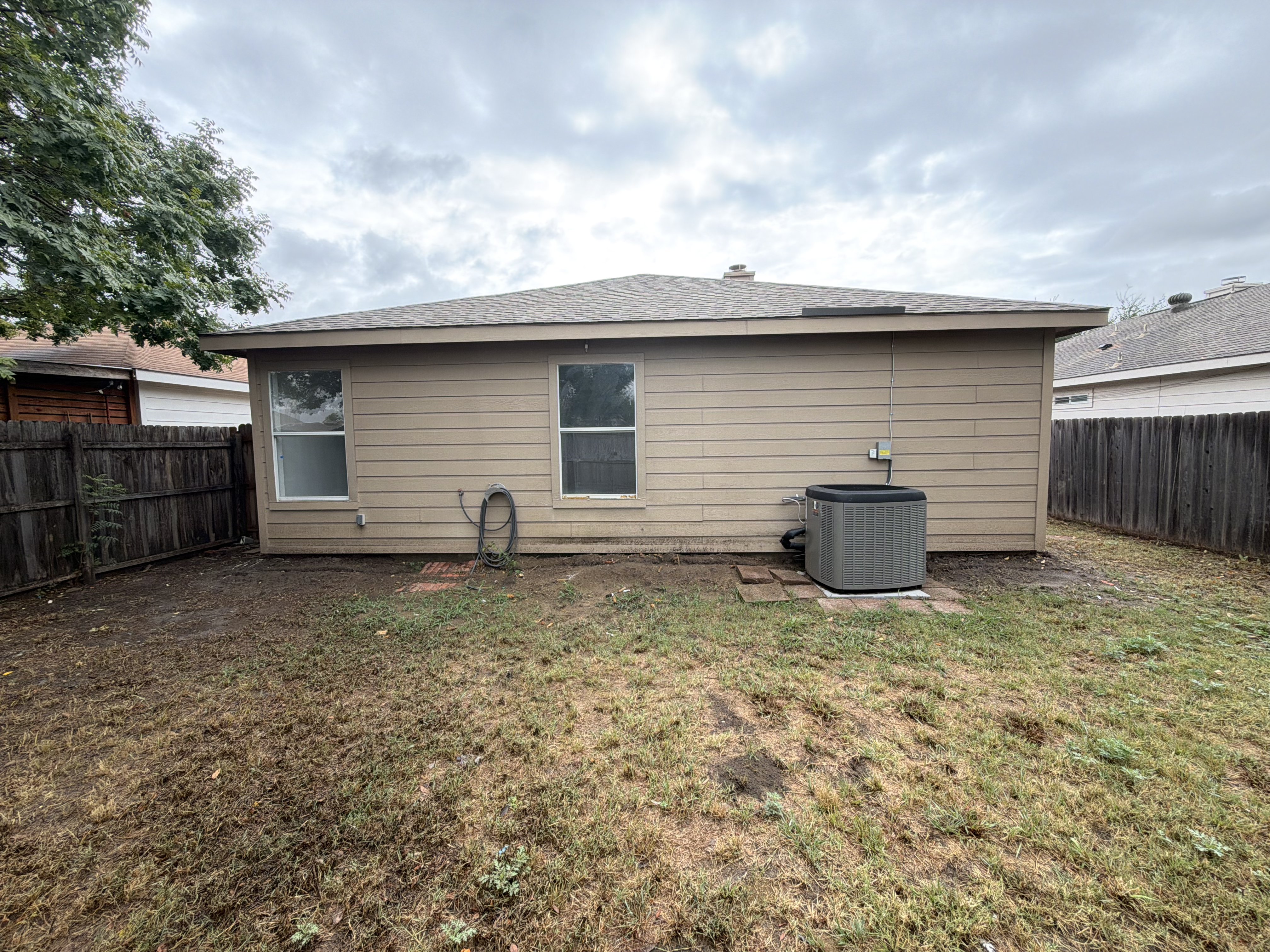Photo 5 of 31 of 1033 Olivewood Ln, Fort Worth, TX