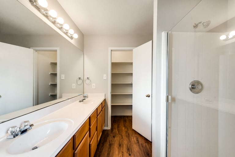 Photo 4 of 31 - 9729 Parkmere Dr, Fort Worth, TX 76108