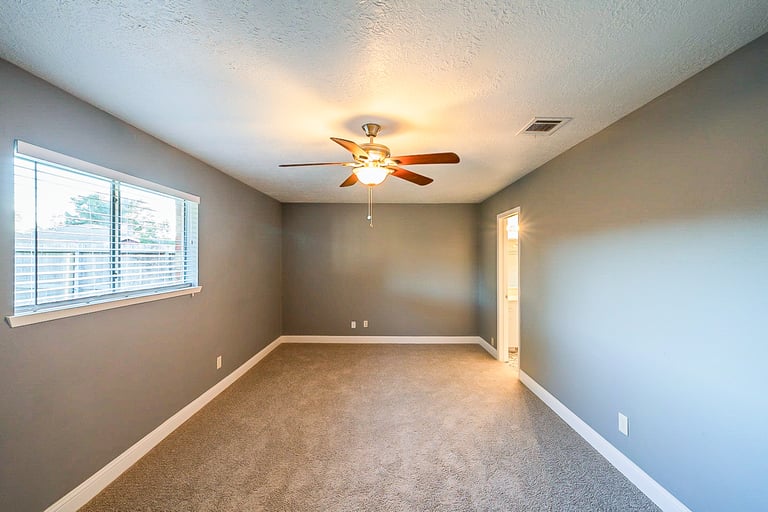 Photo 21 of 27 - 5113 Meadow Crest St, La Porte, TX 77571