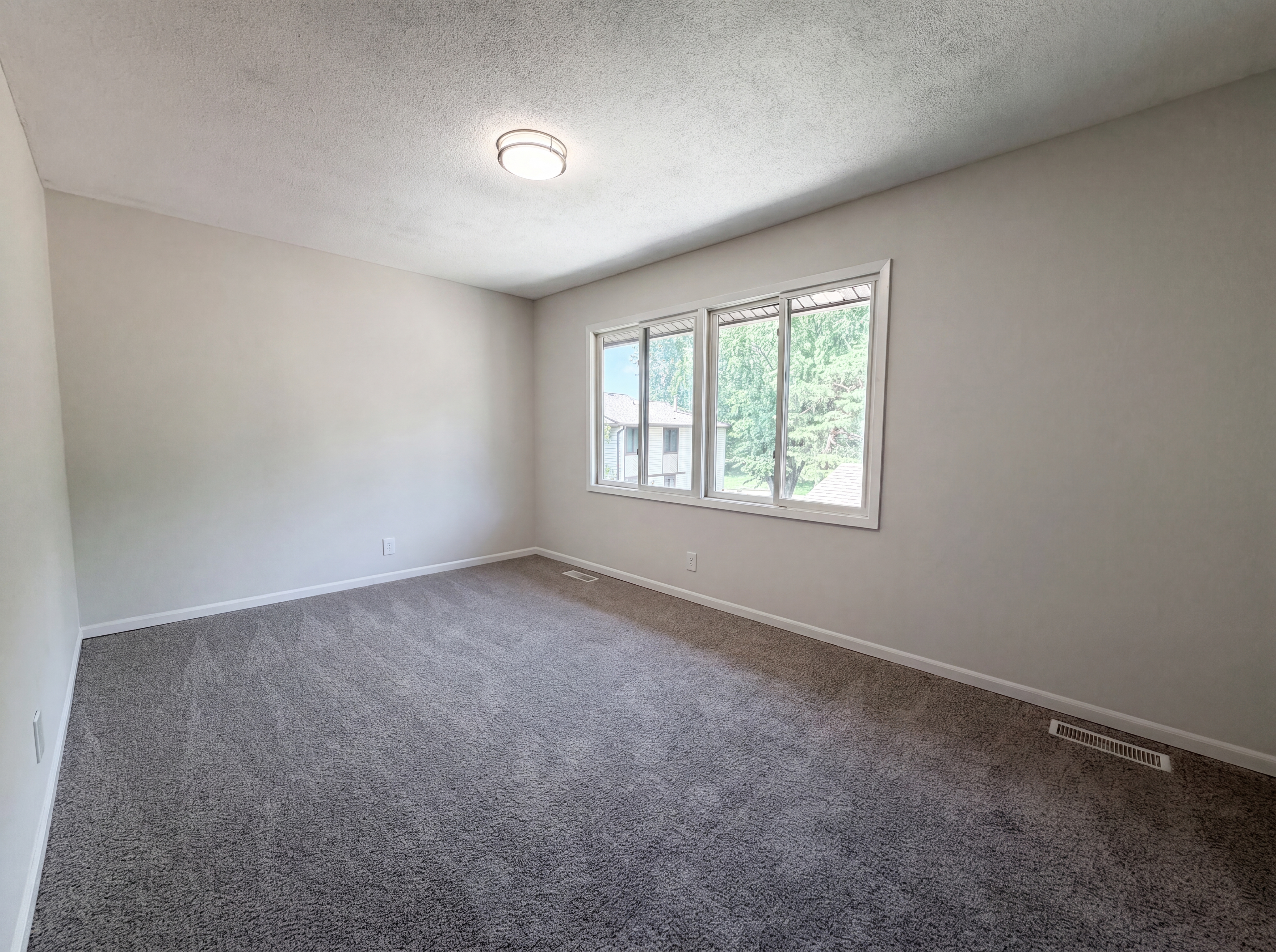 Photo 10 of 21 of 13637 Heather Hills Dr, Burnsville, MN