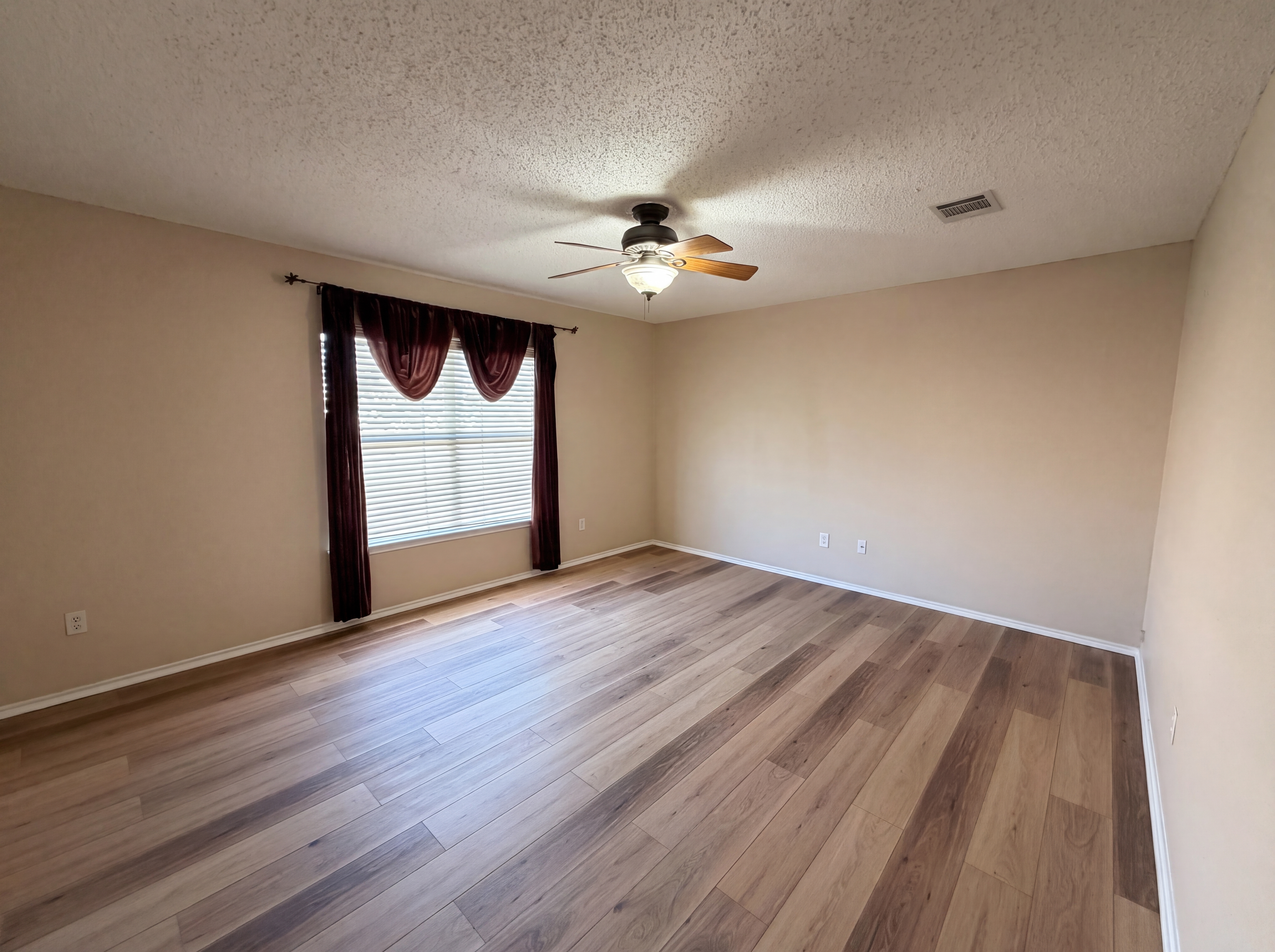Photo 4 of 22 of 2727 High Point Dr, Round Rock, TX