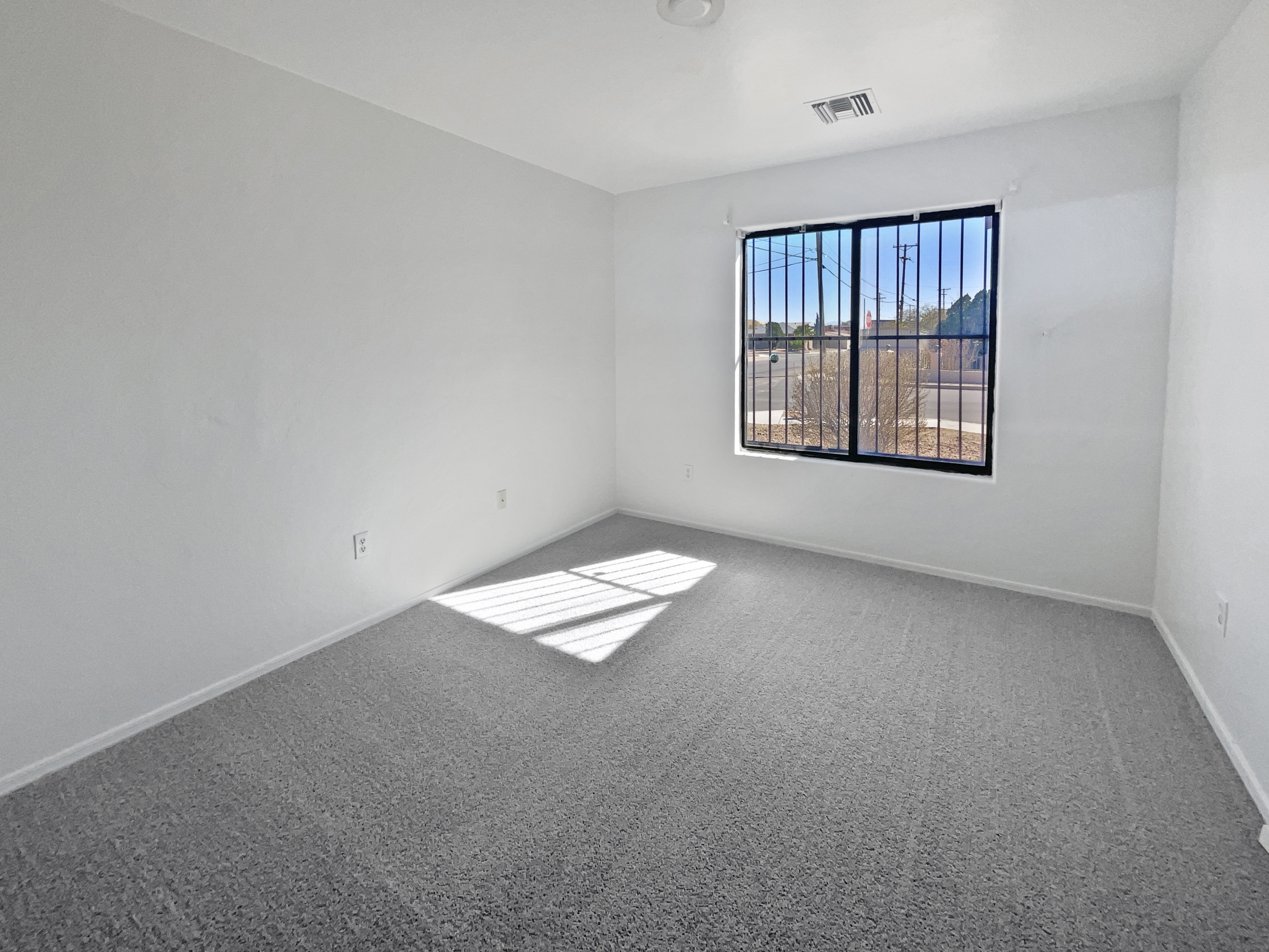 Photo 5 of 22 of 302 W Iowa St, Tucson, AZ