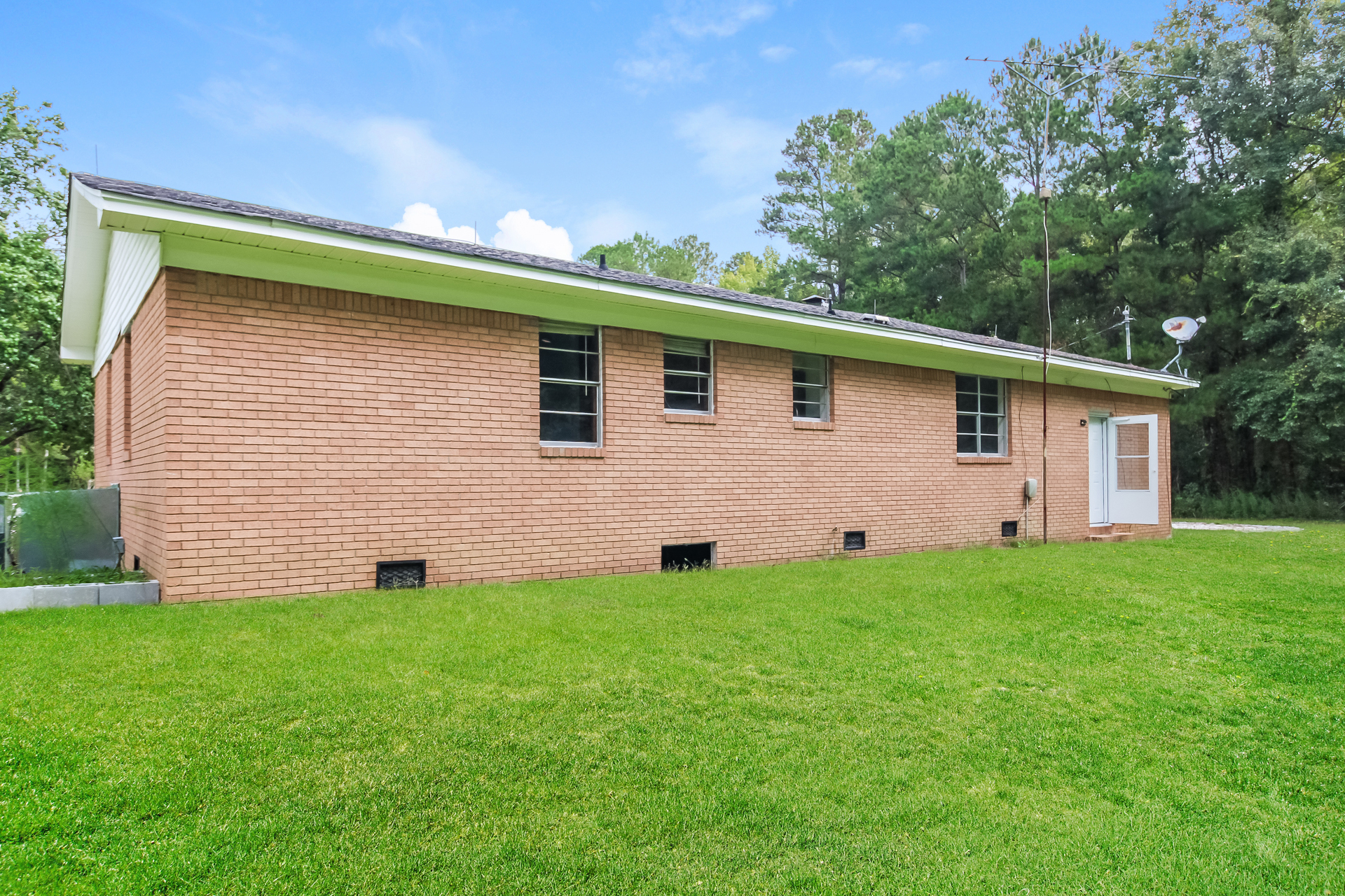 Photo 5 of 19 of 3417 Beulah Rd, Smoaks, SC