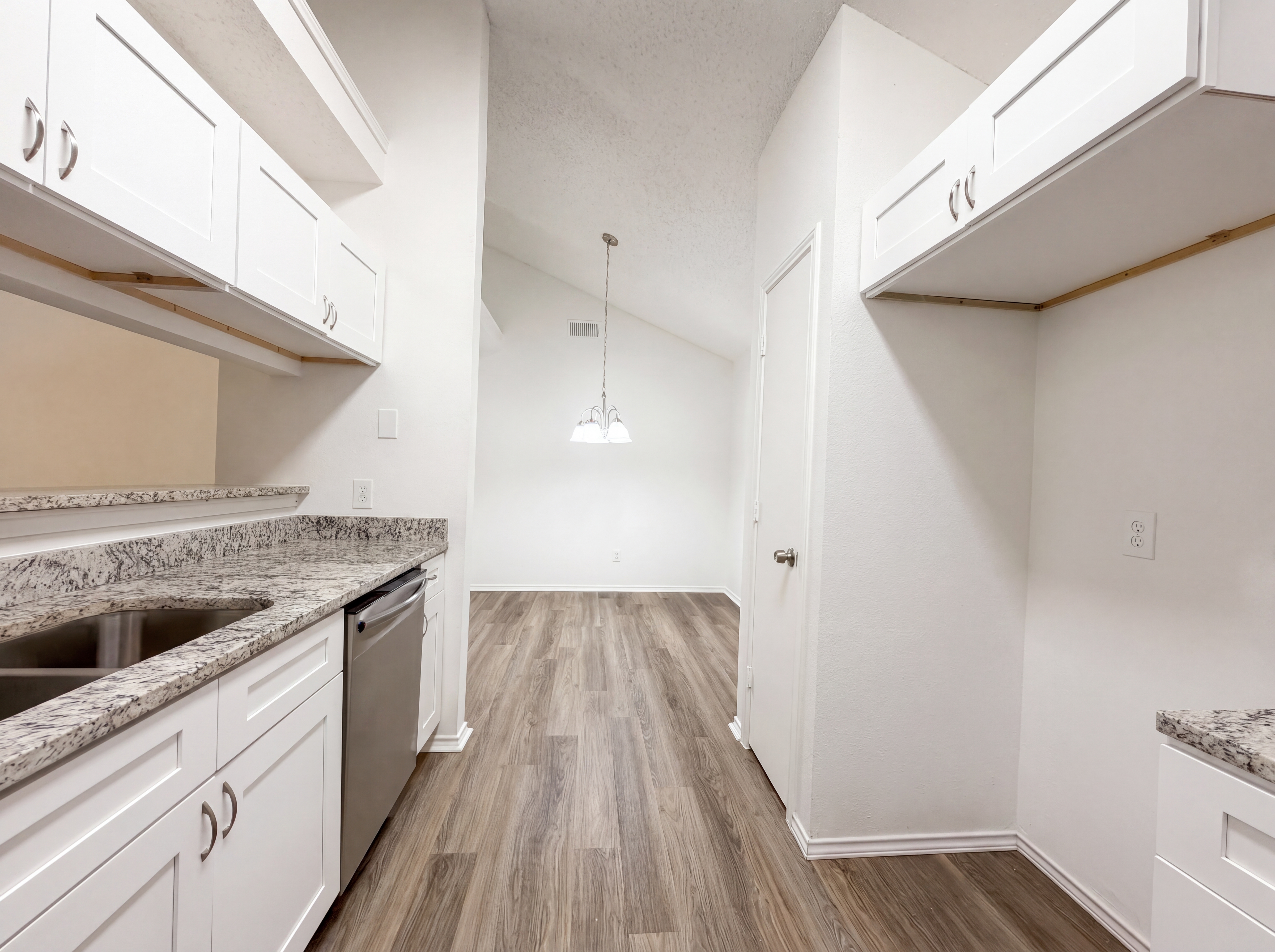 Photo 8 of 19 of 3628 Riverhead Dr, Arlington, TX