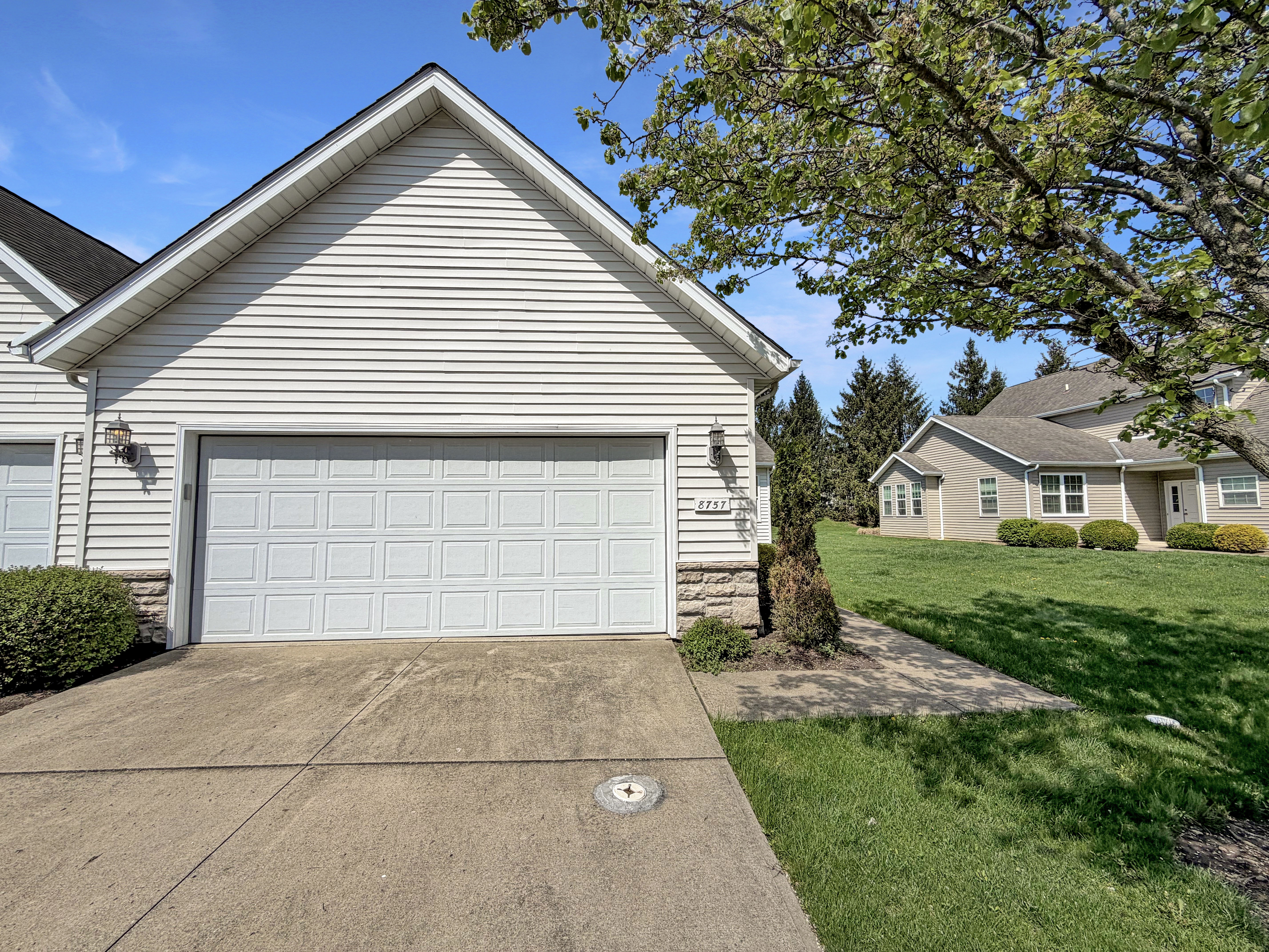 Photo 7 of 20 of 8757 Roberts Ct, Olmsted Falls, OH