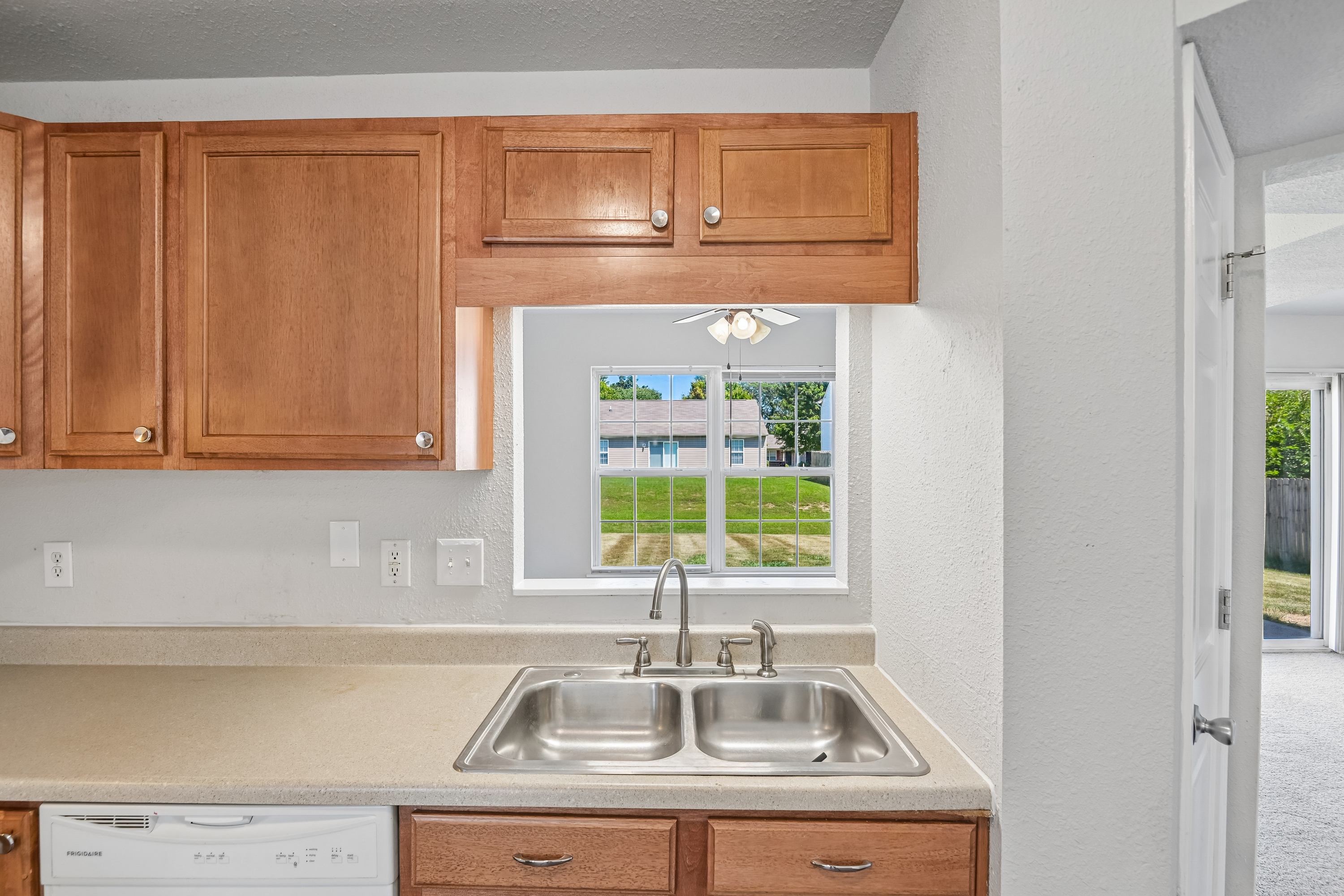 Photo 12 of 43 of 2327 Rostock Ct, Indianapolis, IN