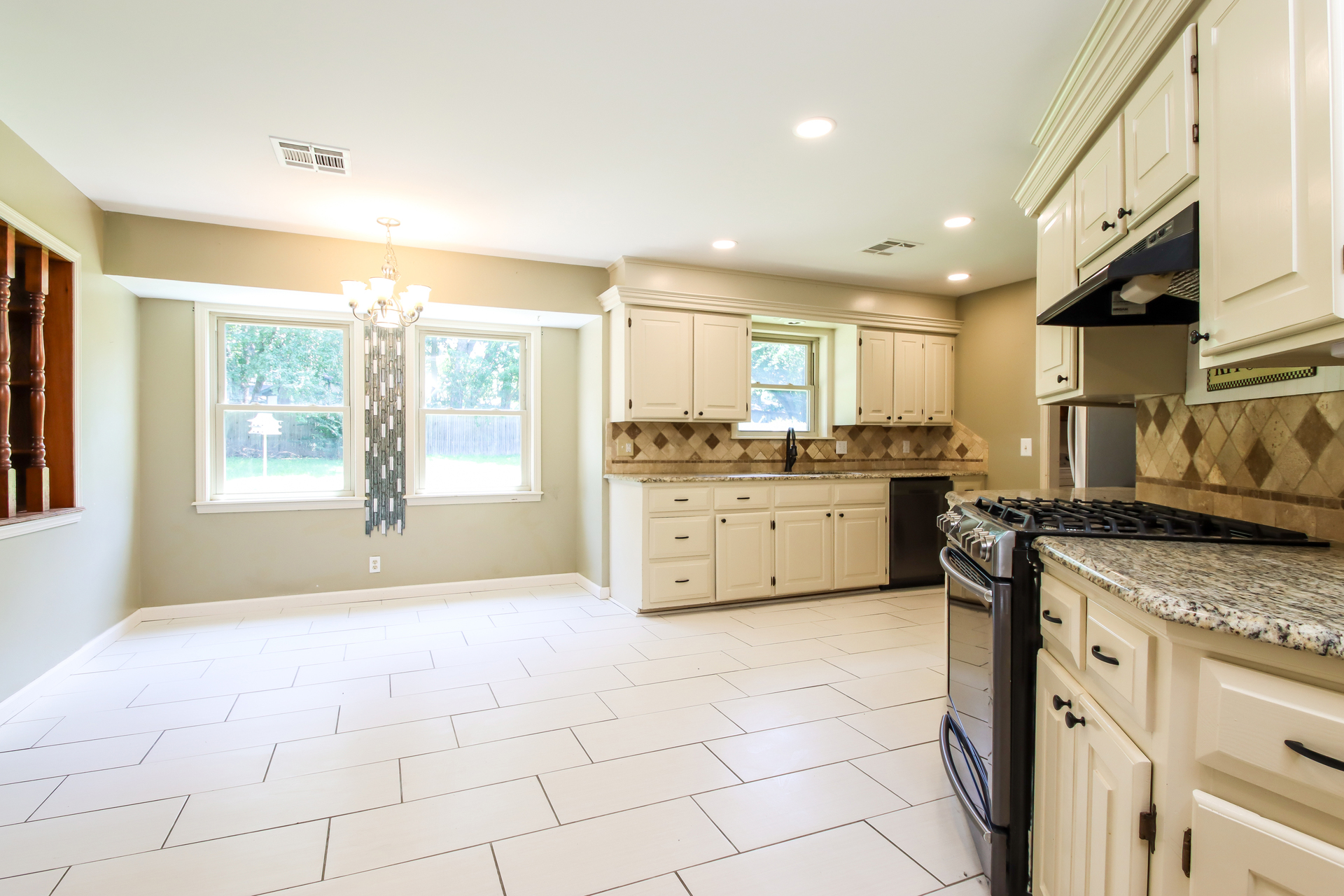 Photo 11 of 46 of 4600 Rolling Hills Dr, Bartlesville, OK