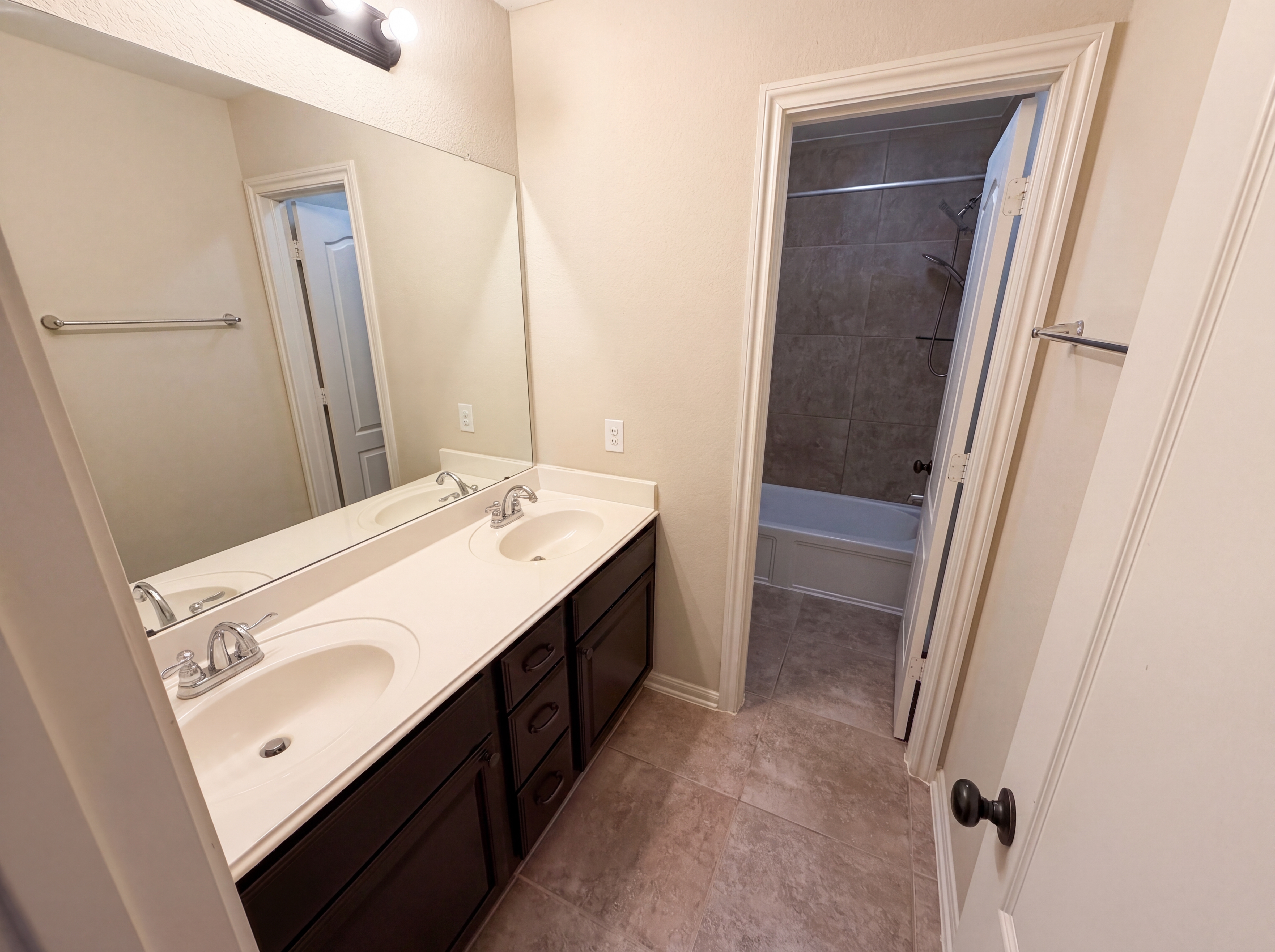 Photo 18 of 26 of 6523 Hunters Creek Ln, Baytown, TX