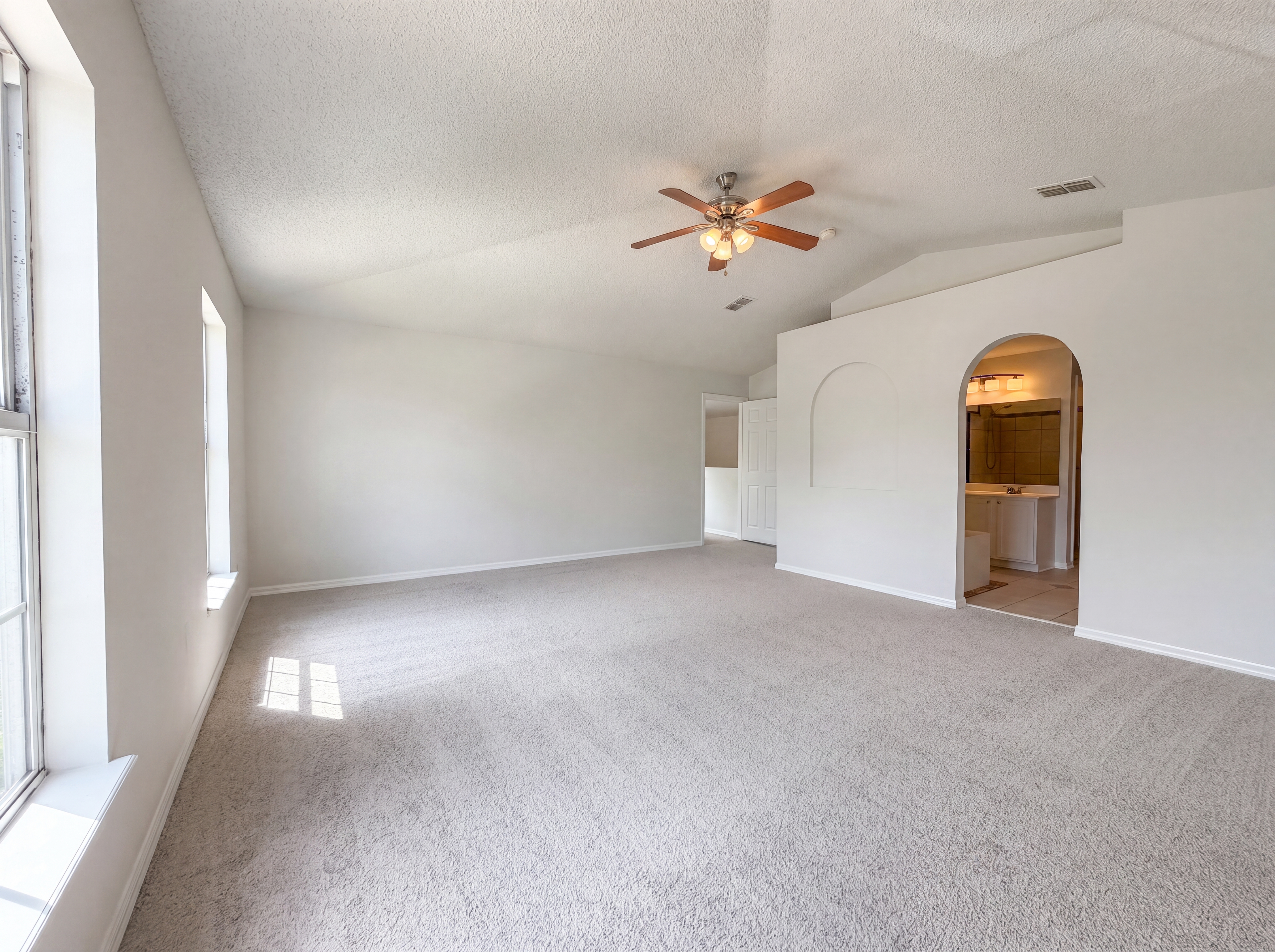 Photo 5 of 26 of 2158 Willesdon Dr W, Jacksonville, FL