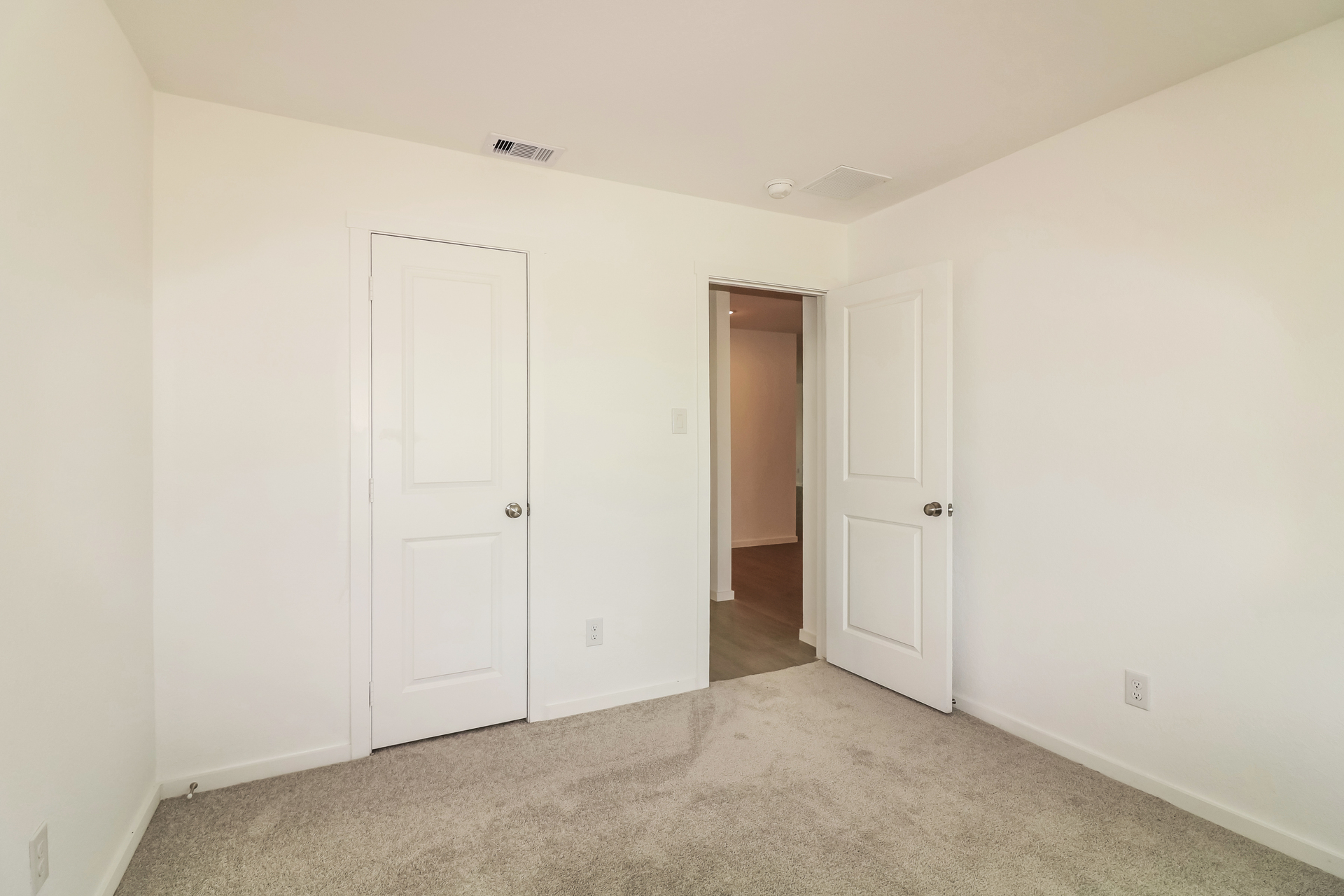Photo 11 of 27 of 109 Meadowbrook Dr, Odem, TX