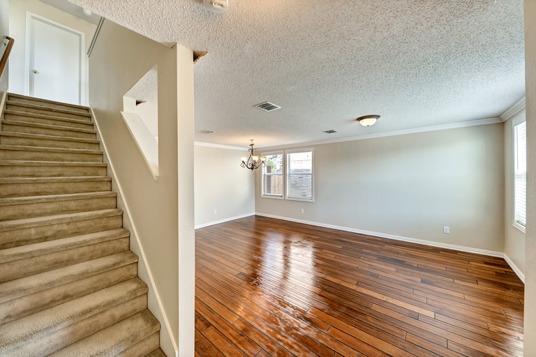 Photo 4 of 33 - 2056 Crosbyton Ln, Grand Prairie, TX 75052