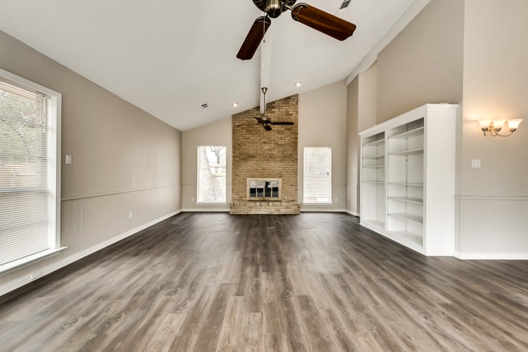 Photo 4 of 32 - 4606 Ashbrook Rd, Dallas, TX 75227