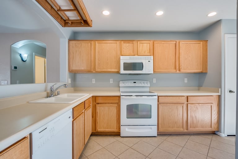Photo 2 of 25 - 7010 S 24th Ln, Phoenix, AZ 85041