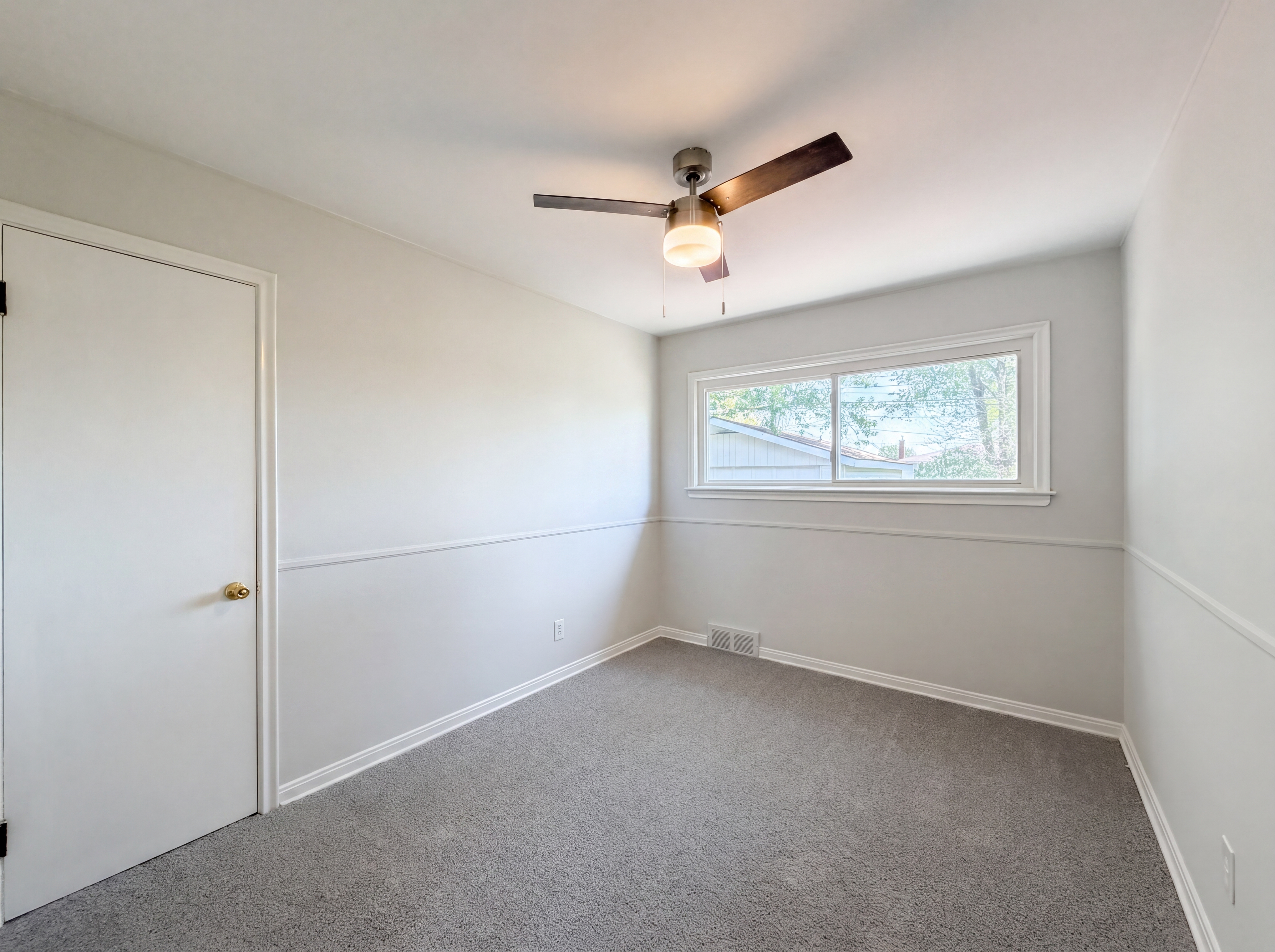 Photo 11 of 18 of 28832 Kaufman St, Roseville, MI