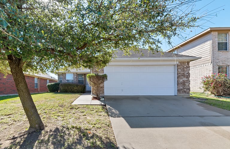 Photo 1 of 22 - 2648 Bishop Allen Ln, Dallas, TX 75237