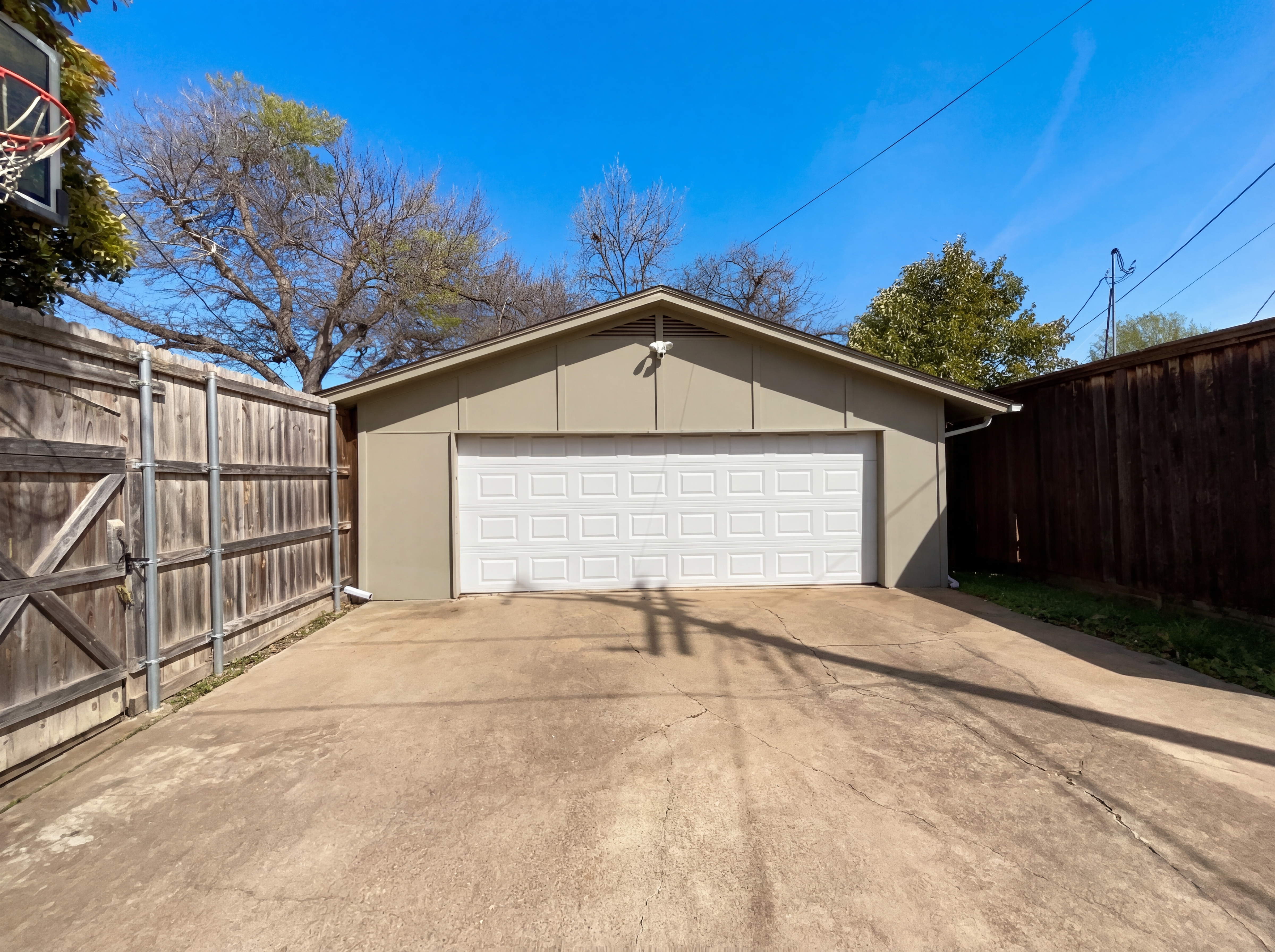 Photo 15 of 18 of 4106 Walnut Hill Ln, Dallas, TX
