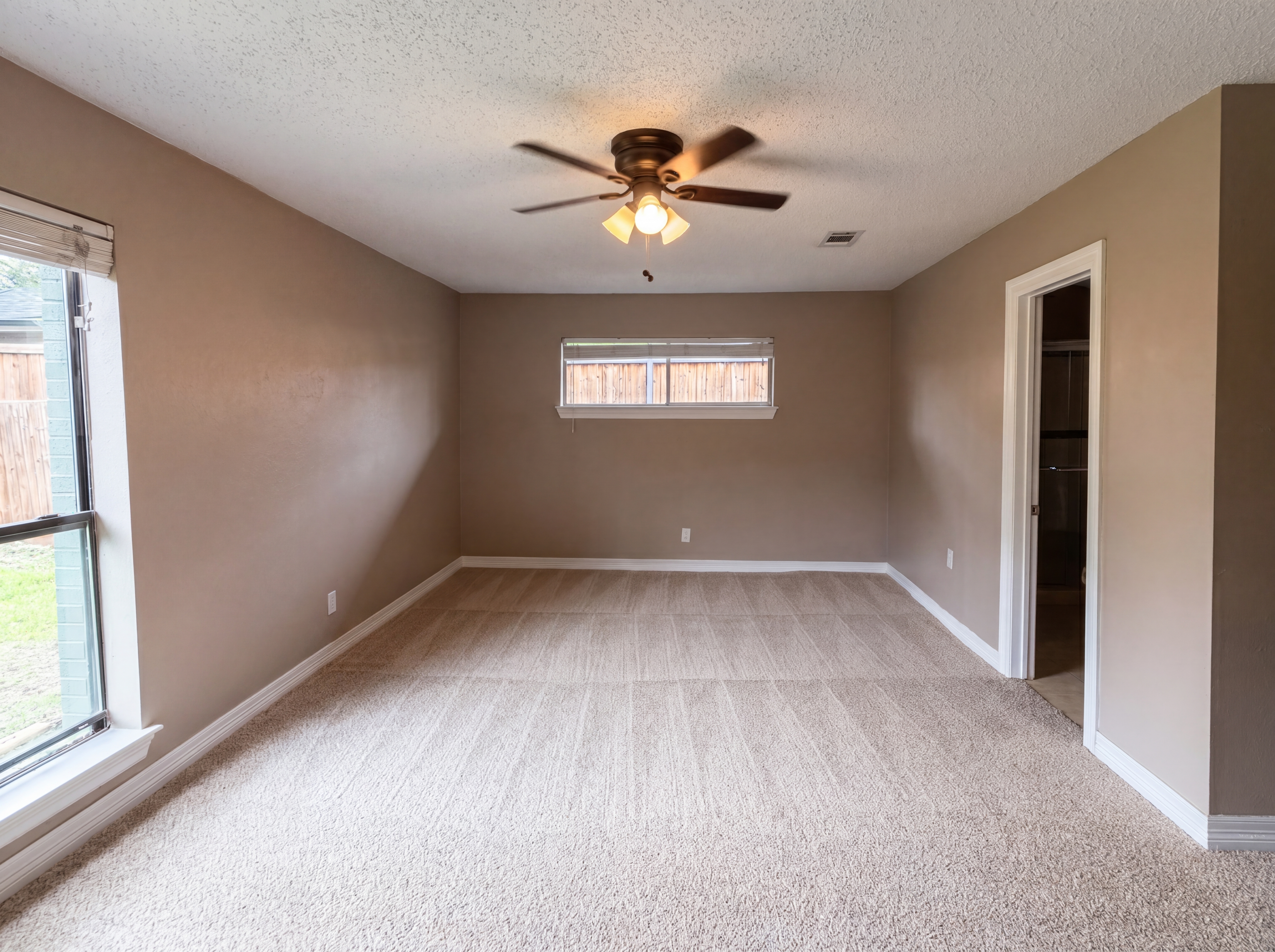 Photo 4 of 16 of 3255 Whitehall Dr, Dallas, TX