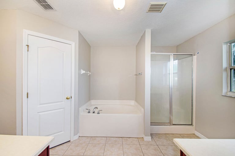 Photo 4 of 18 - 36641 Oconee Ave, Eustis, FL 32736