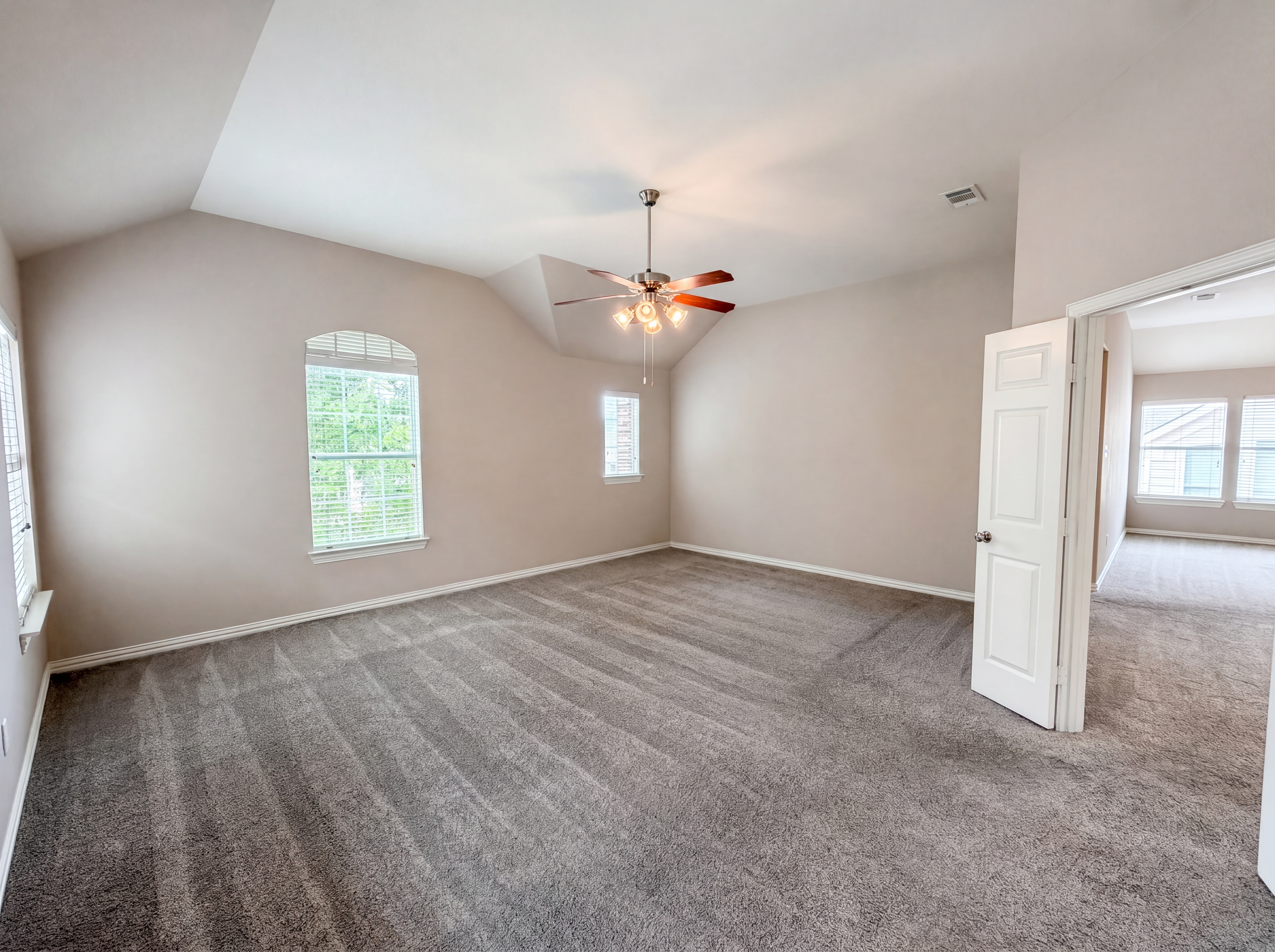 Photo 15 of 32 of 10330 Sandbar Dr, Irving, TX
