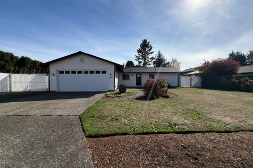 Photo 1 of 14 of 1320 NE 17th St, Gresham, OR