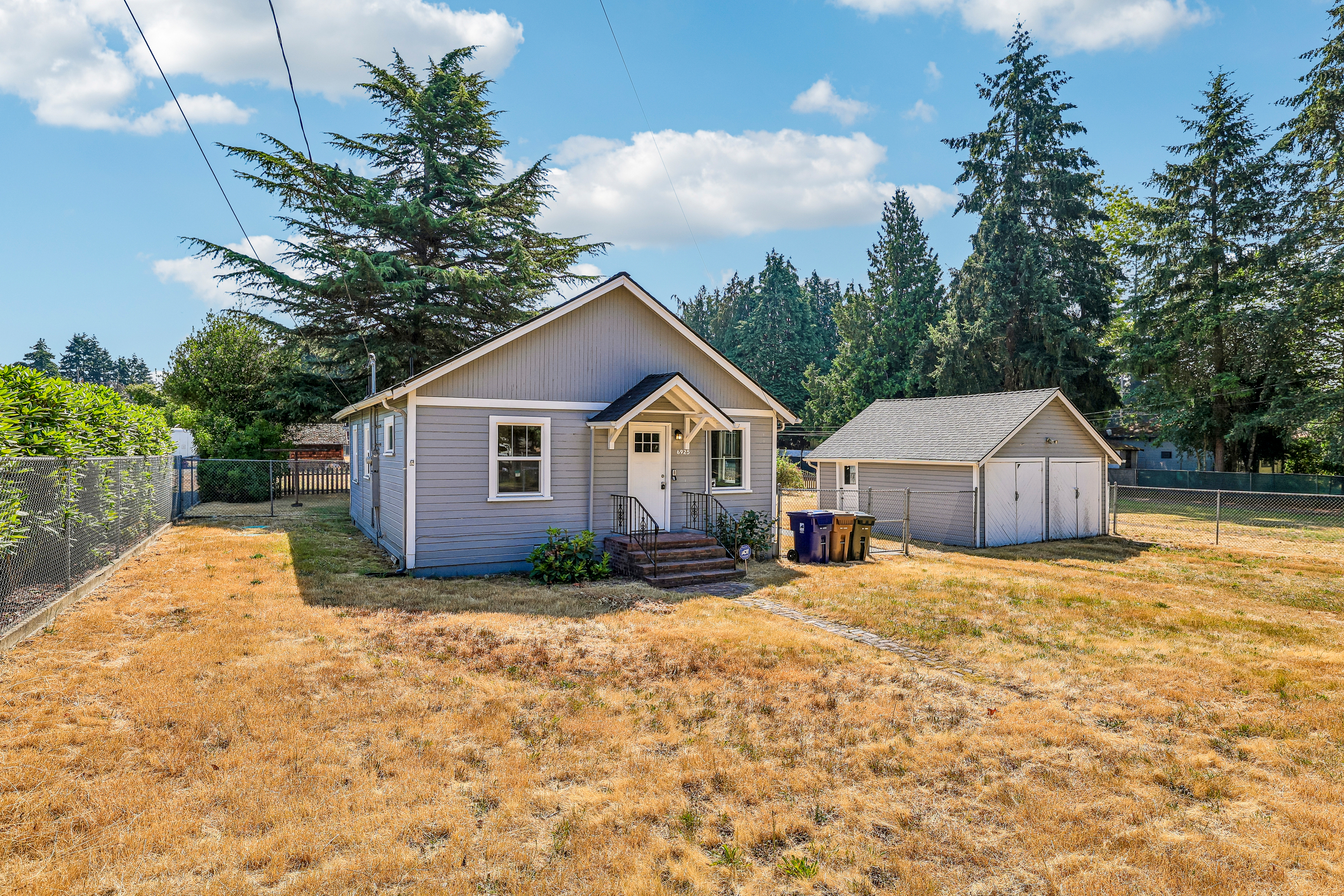 Photo 11 of 38 of 6925 52nd Ave W, University Place, WA