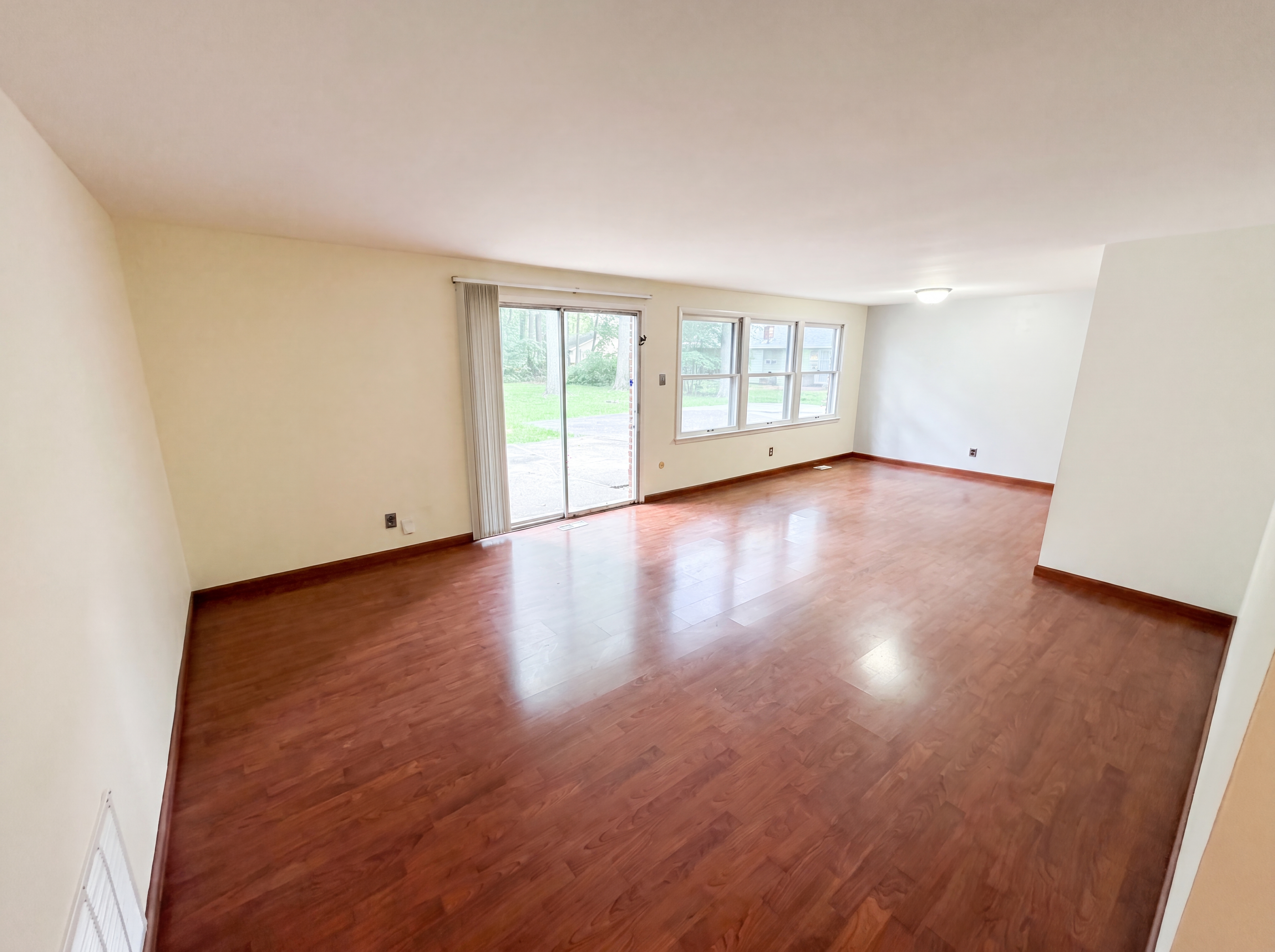 Photo 3 of 23 of 1537 W 74th Pl, Indianapolis, IN