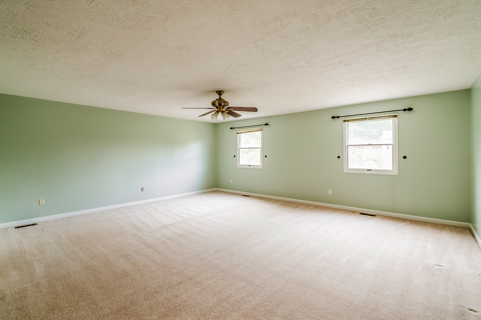 Photo 4 of 31 of 15074 Barkwood Dr, Woodbridge, VA
