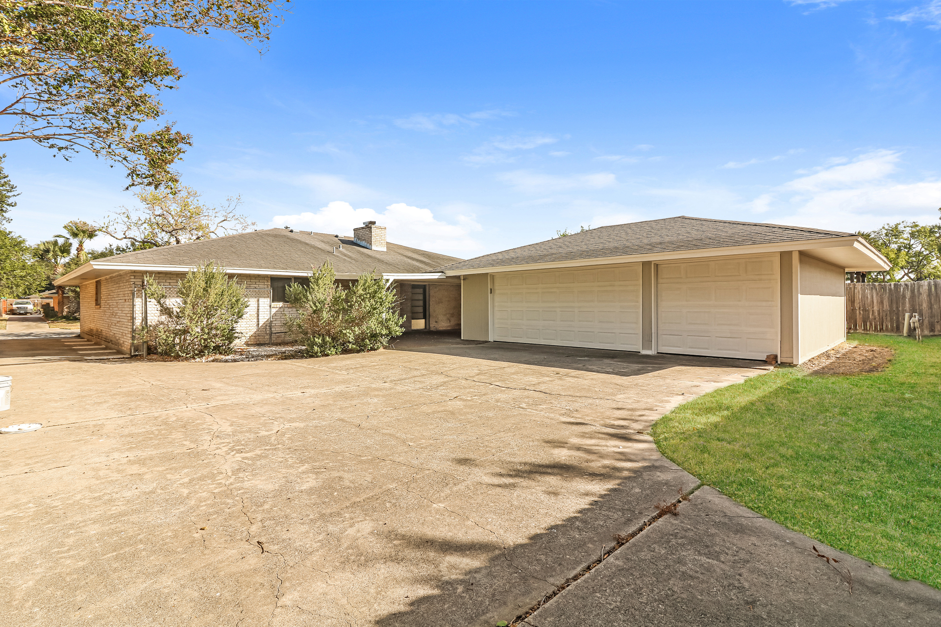 Photo 5 of 21 of 6409 Coral Gables Dr, Corpus Christi, TX