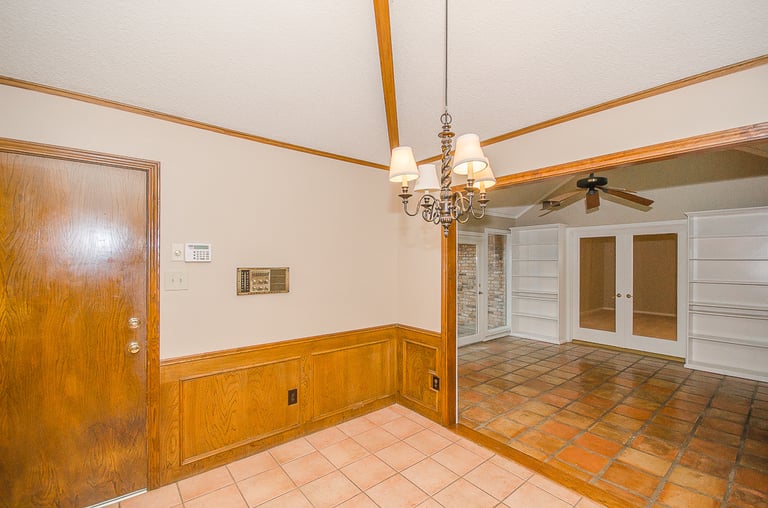 Photo 10 of 28 - 6436 Genstar Ln, Dallas, TX 75252