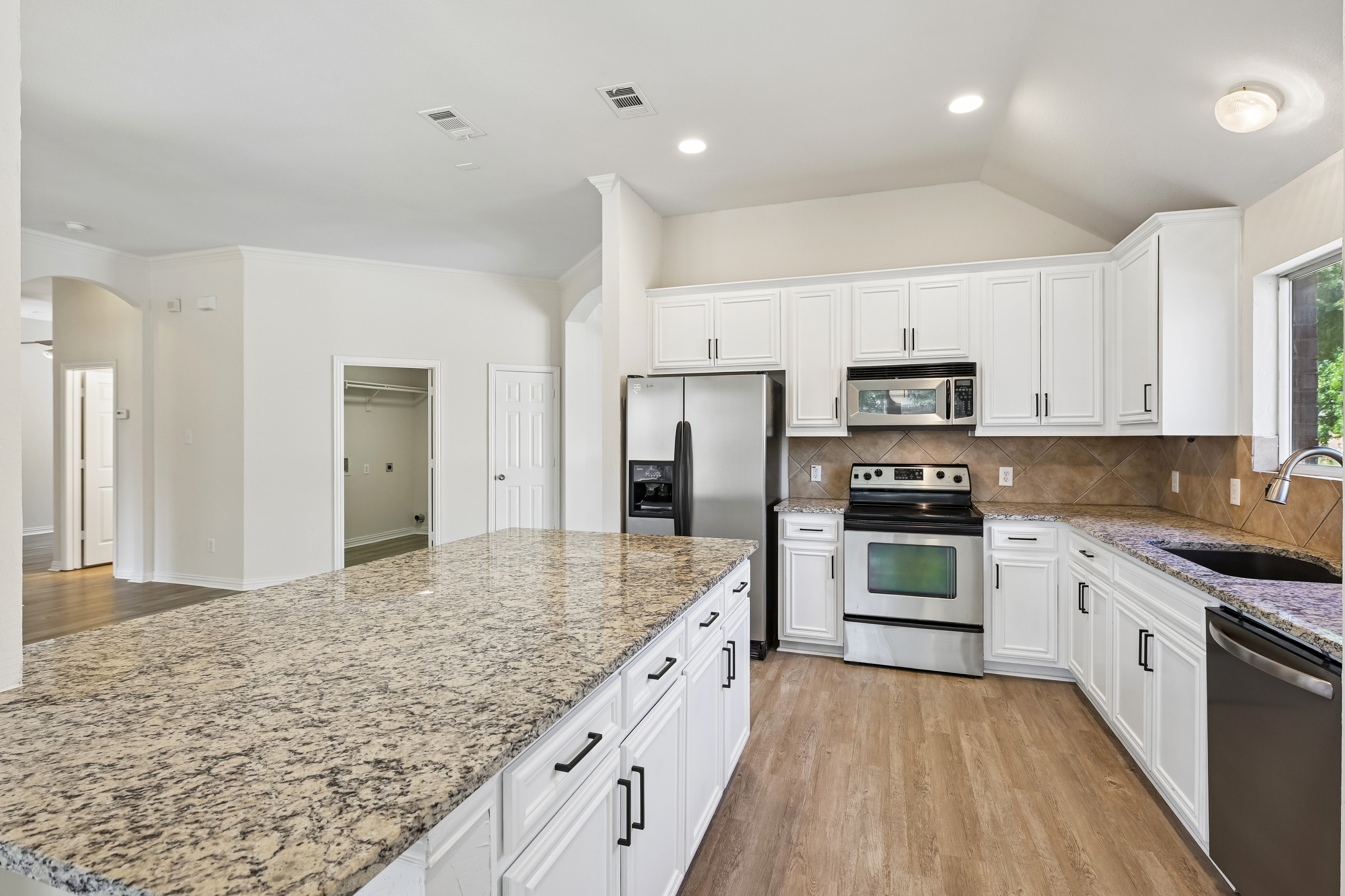 Photo 2 of 35 of 1009 Spinnaker Dr, Forney, TX