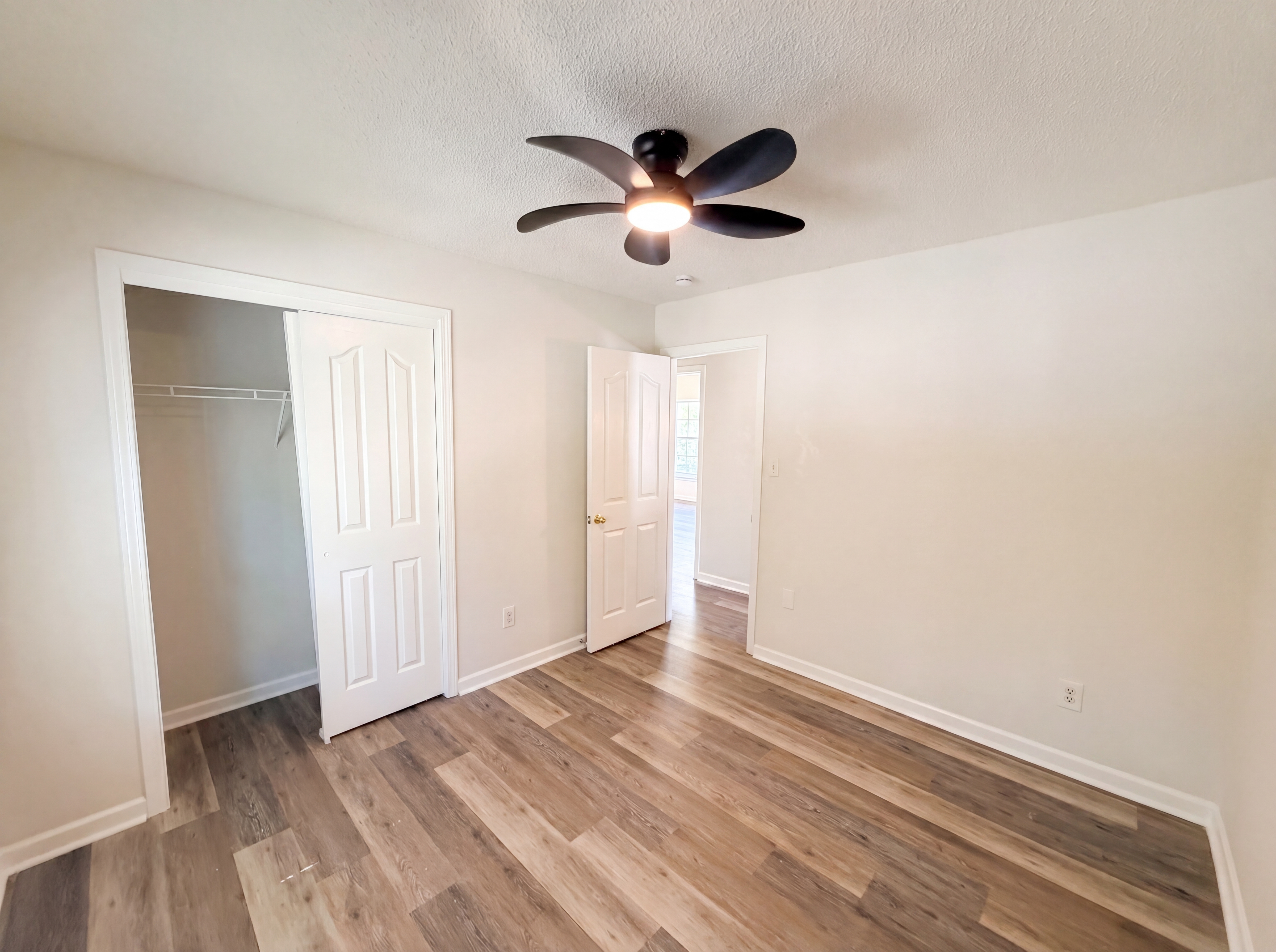 Photo 4 of 18 of 6032 Briggs Dr, Charlotte, NC
