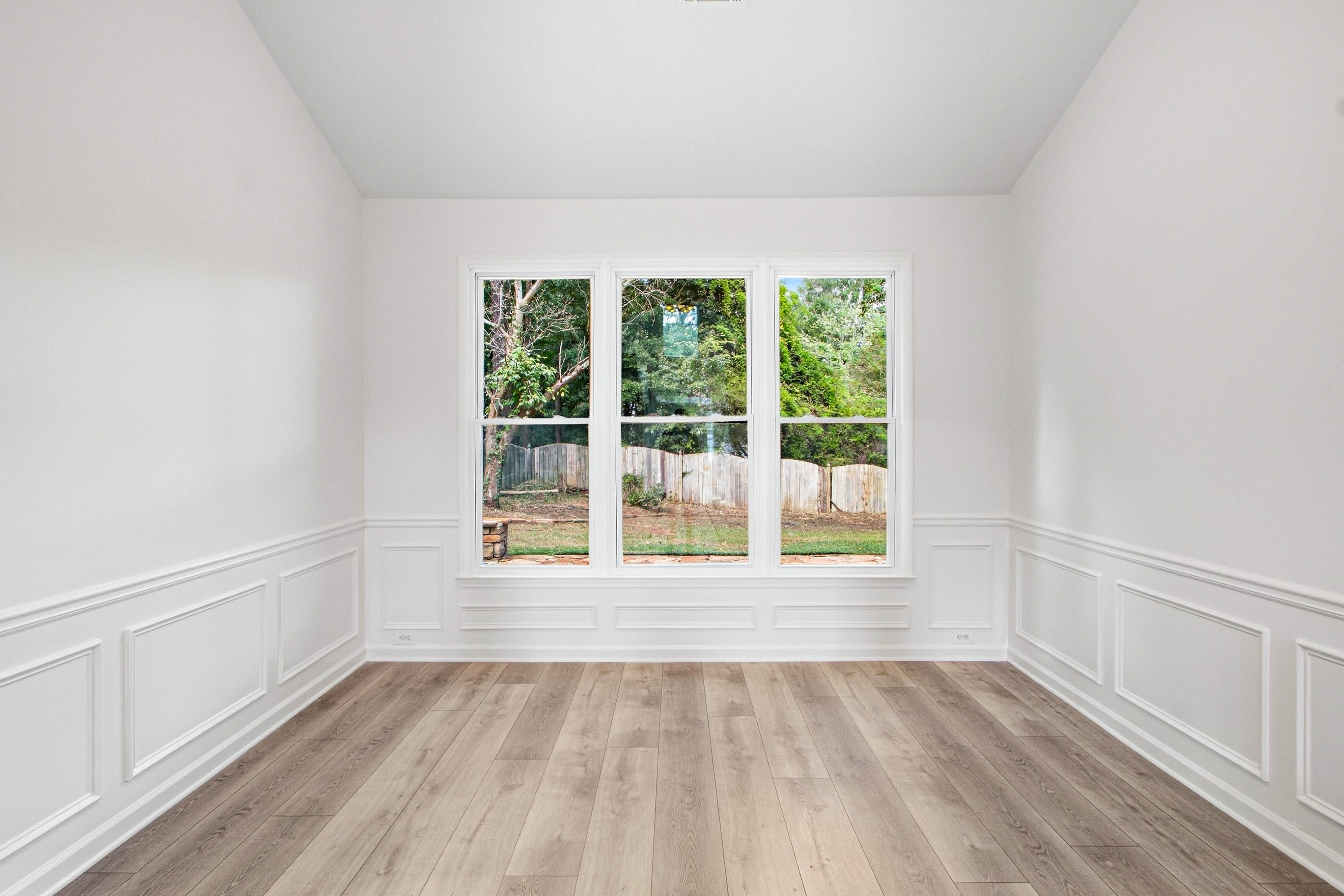 Photo 9 of 30 of 500 Camber Woods Dr, Roswell, GA