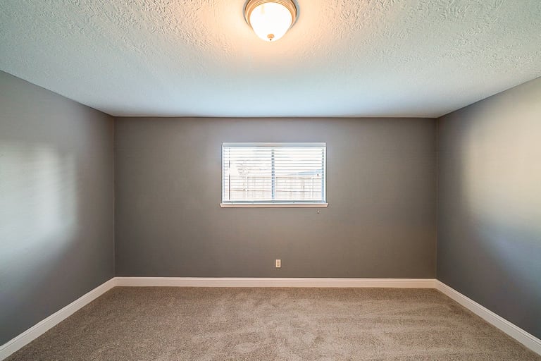 Photo 14 of 27 - 5113 Meadow Crest St, La Porte, TX 77571